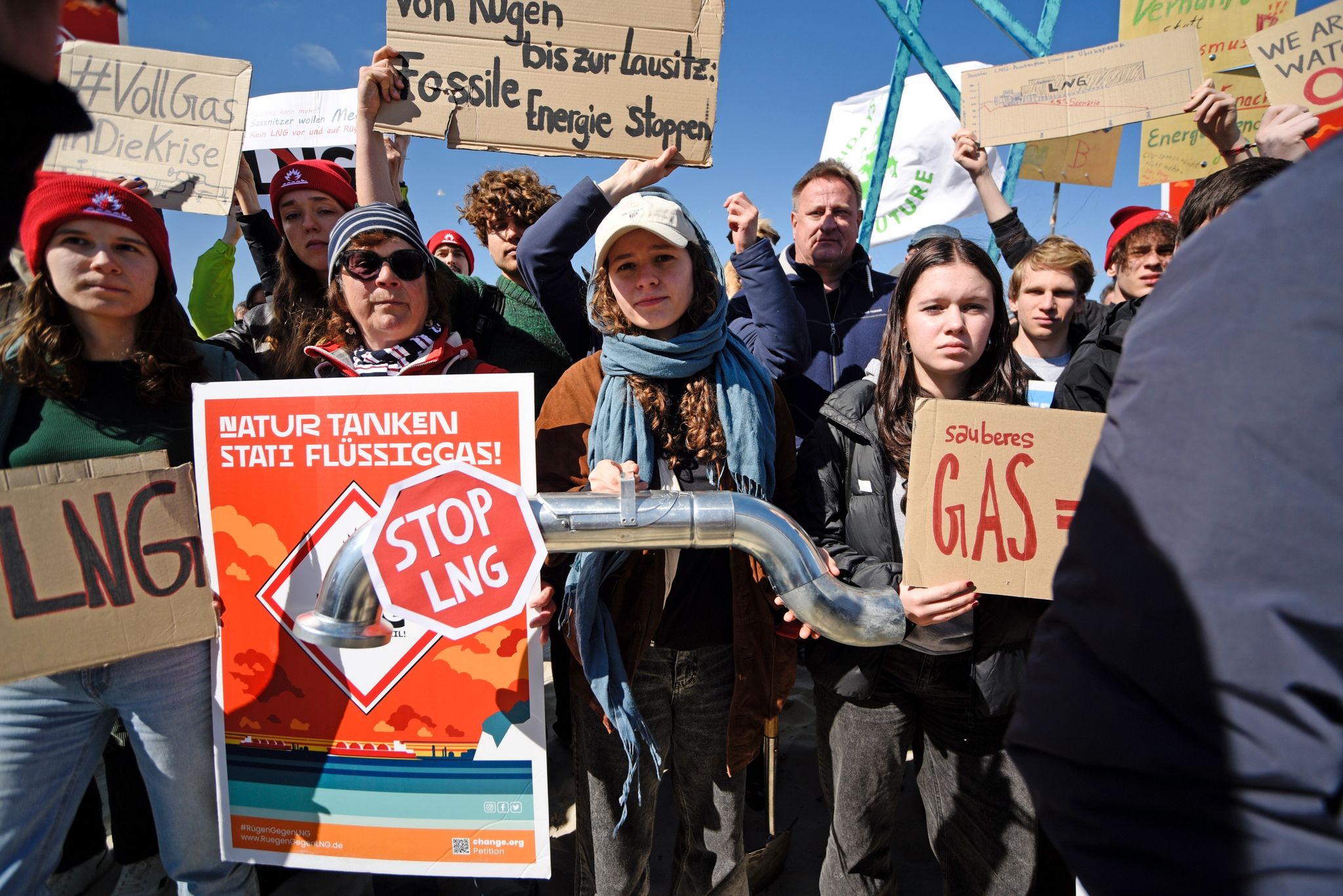 Klimaaktivisten von Fridays for Future zeigen am Strand von Binz auf der Insel Rügen Plakate gegen die geplante LNG-Anlage vor dem Ostseebad.