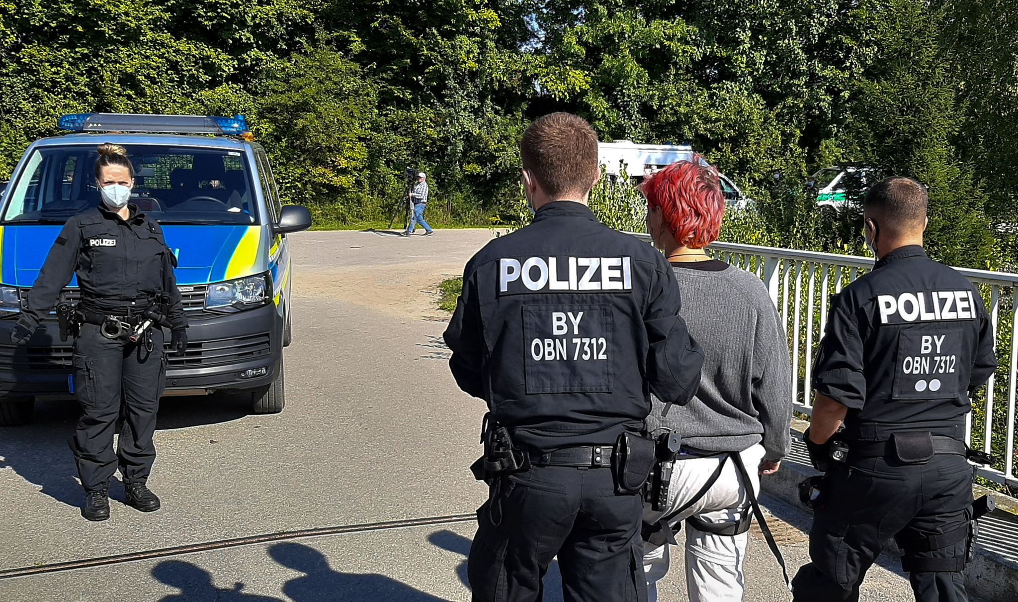 Eine Aktivistin wird von der Polizei abgeführt. Sie hatte sich zuvor an einer Brücke, die über die Autobahn 94 bei München führt, abgeseilt.