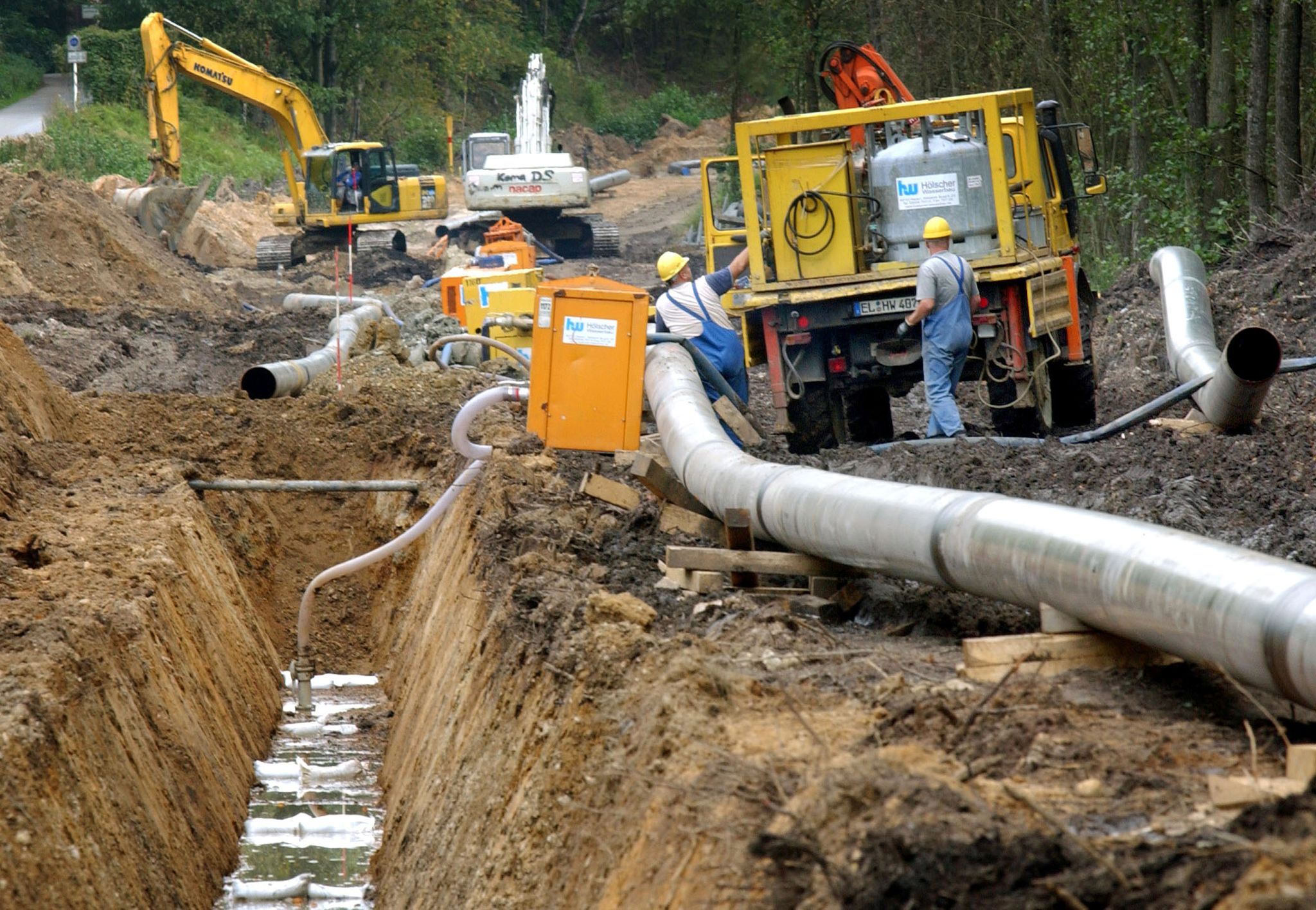 Die umstrittene Kohlenmonoxid-Pipeline des Covestro-Konzerns wird in einem Wald verlegt.