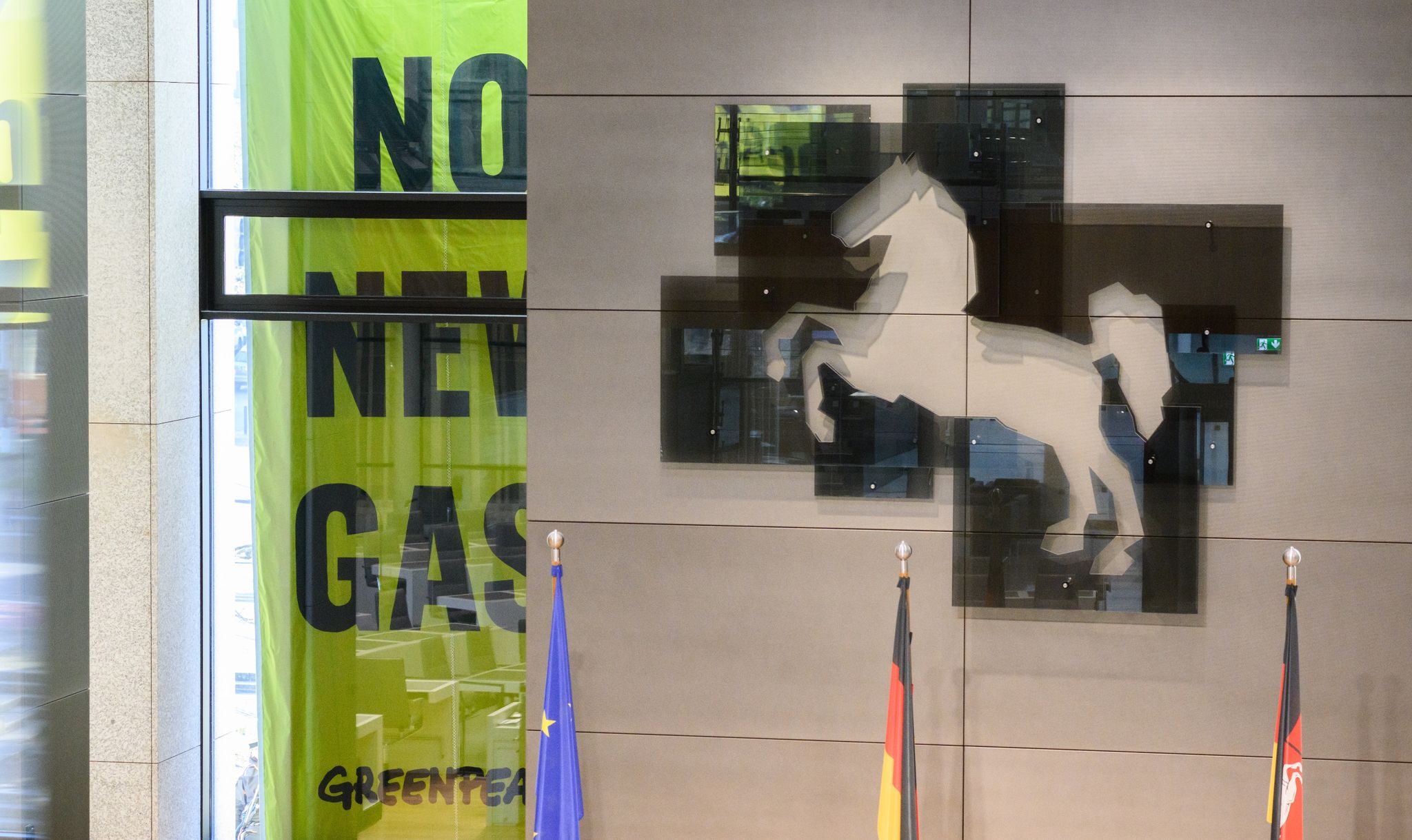 Greenpeace-Banner hängen an Fenstern vor dem niedersächsischen Landtag.