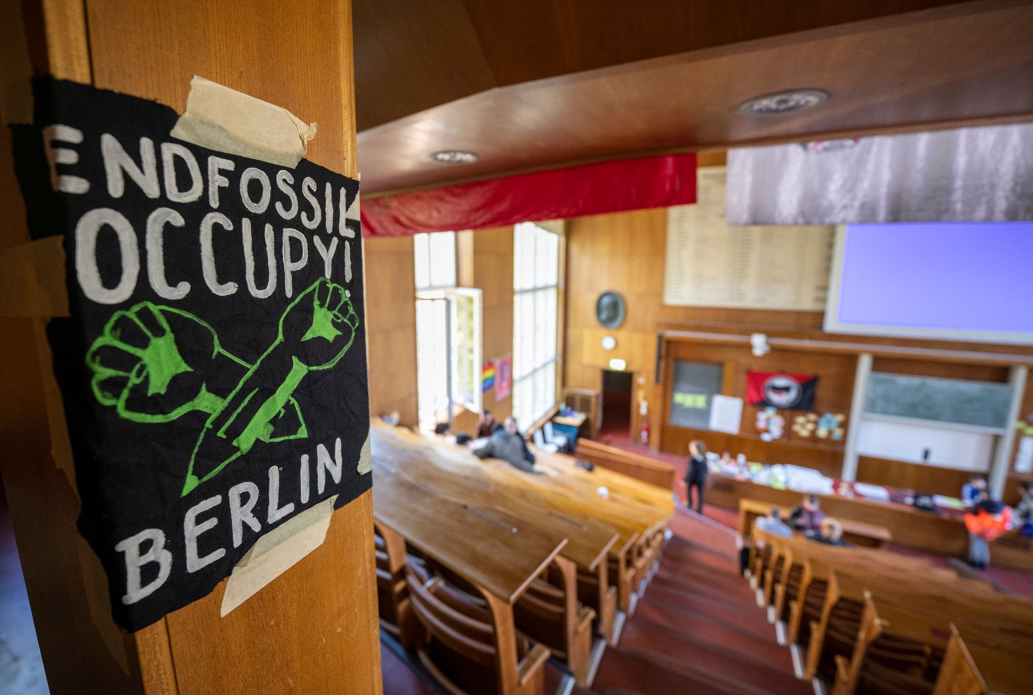 Ein Banner mit der Aufschrift «End Fossil: Occupy!» hängt im Emil Fischer Hörsaal der Humboldt-Universität.