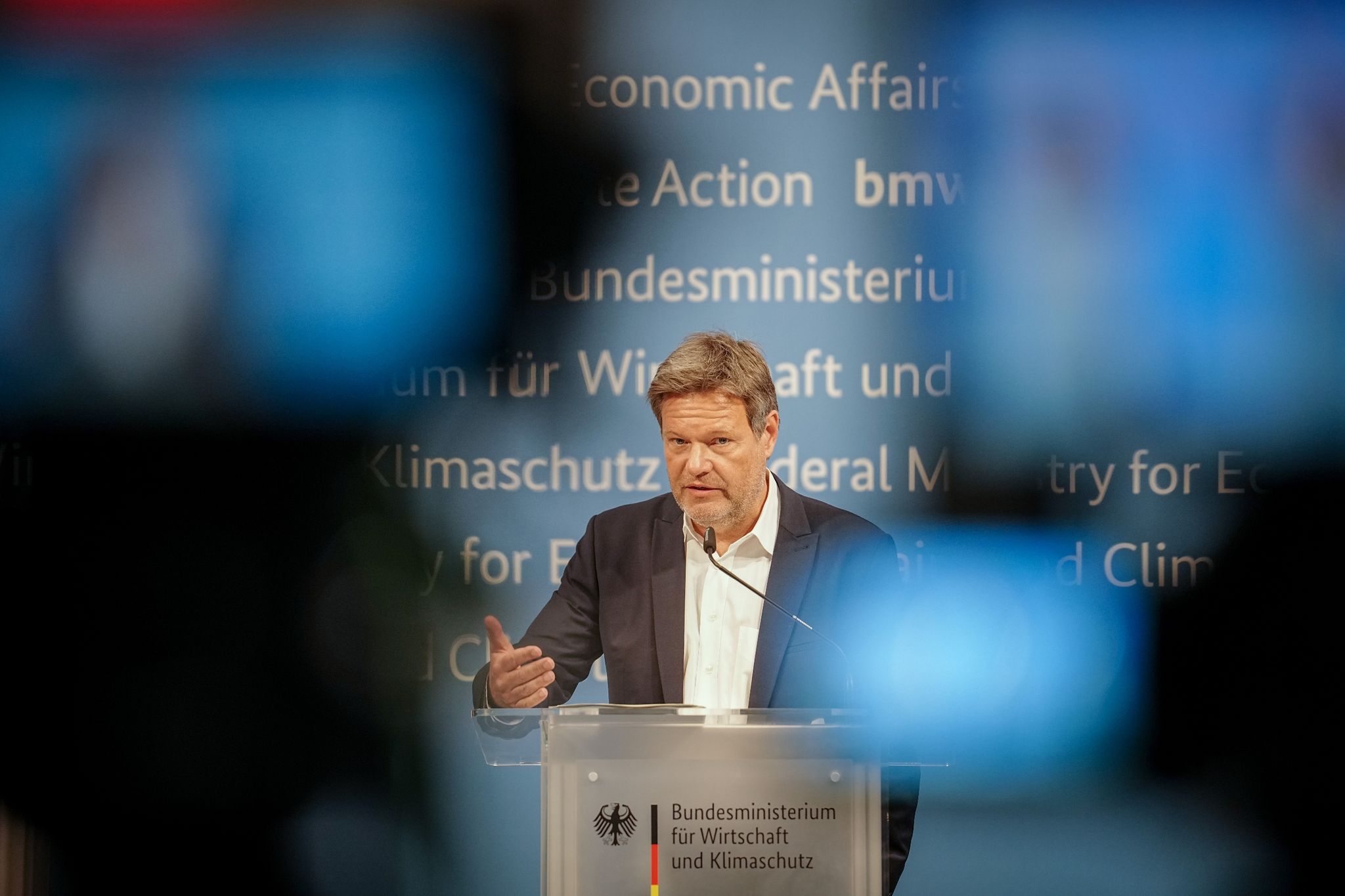 Bundeswirtschaftsminister Robert Habeck (Bündnis 90/Die Grünen) spricht bei der Pressekonferenz zum Photovoltaik-Gipfel im Bundeswirtschaftsministerium.