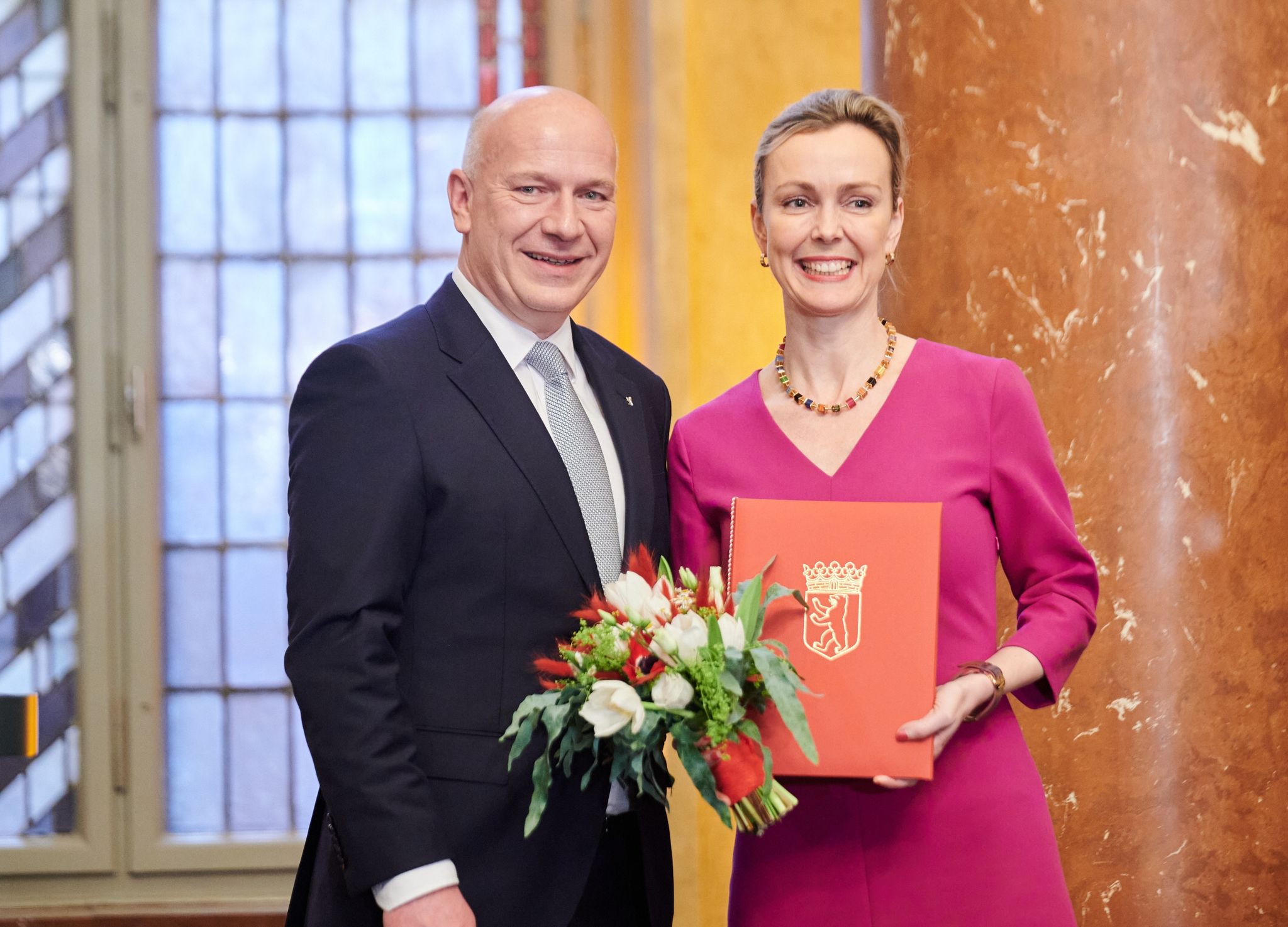 Regierender Bürgermeister von Berlin Kai Wegner (l) ernennt Manja Schreiner zur Senatorin für Verkehr, Umwelt und Klimaschutz.