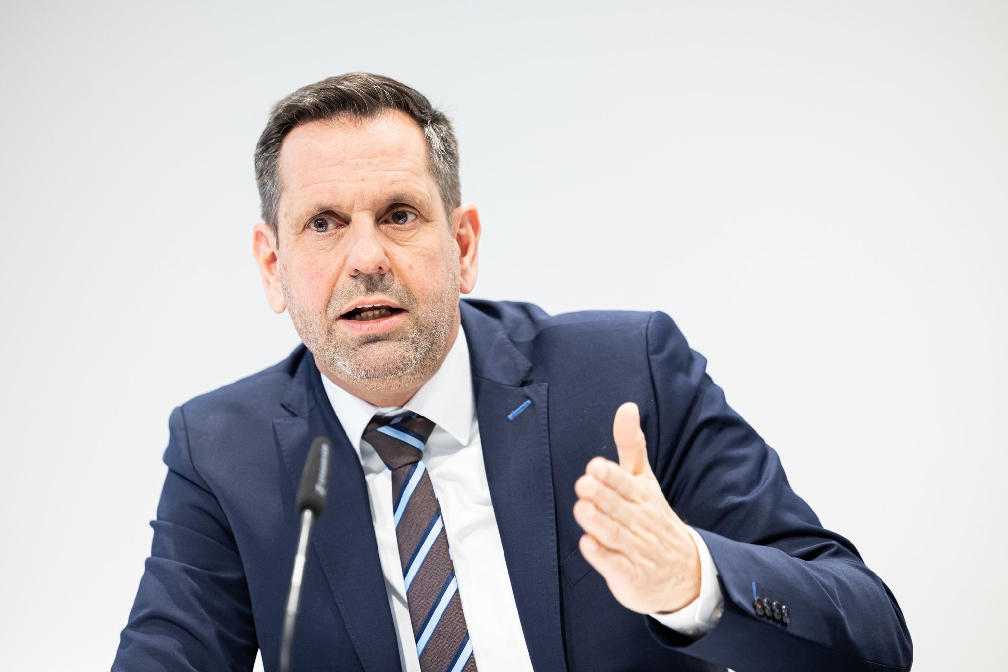 Olaf Lies (SPD), Wirtschaftsminister Niedersachsen, spricht während einer Pressekonferenz.