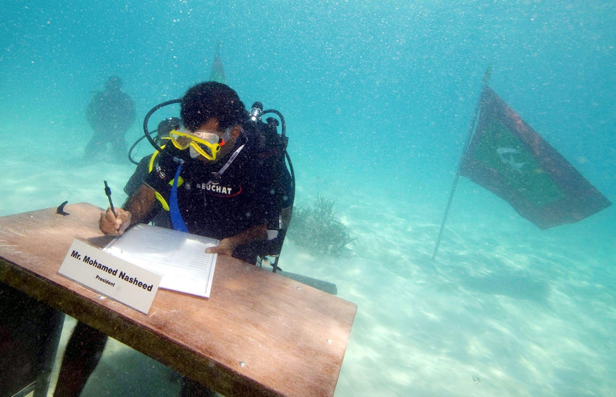 Der damalige Staatspräsident Mohamed Nasheed hält den Vorsitz in der weltweit ersten Unterwasserkabinettssitzung auf den Malediven. Das Kabinett unterzeichnete einen Appell an die Welt, die Treibhausgase zu reduzieren. Wenn der Meeresspiegel weiter steigt, liegen die 1200 Inseln in 100 Jahren unter Wasser.
