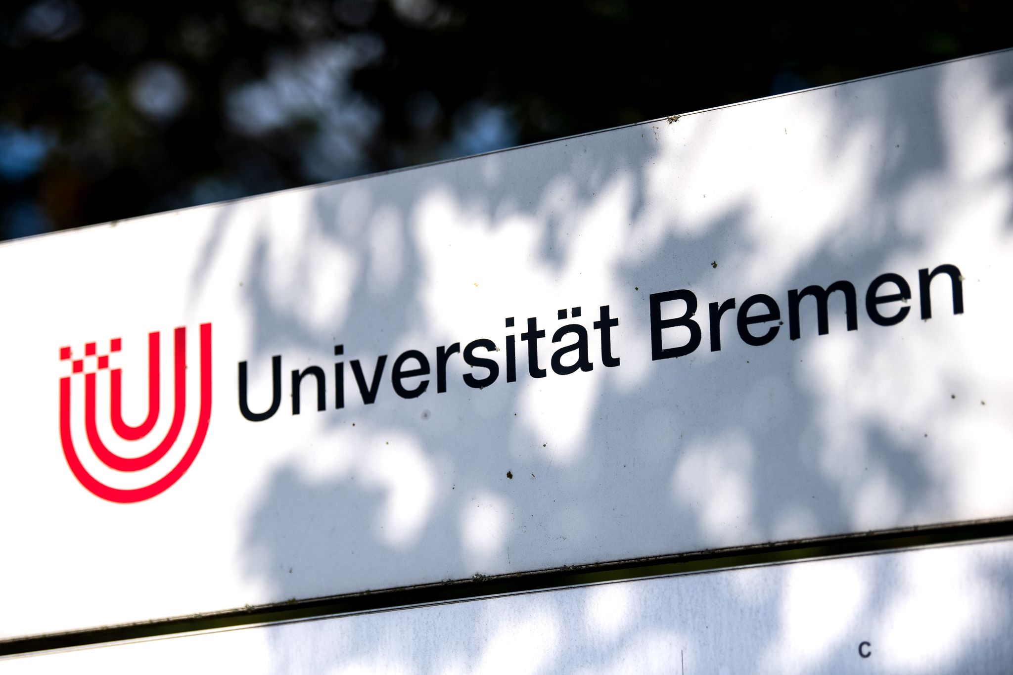 Ein Schild weist auf die Universität Bremen hin.