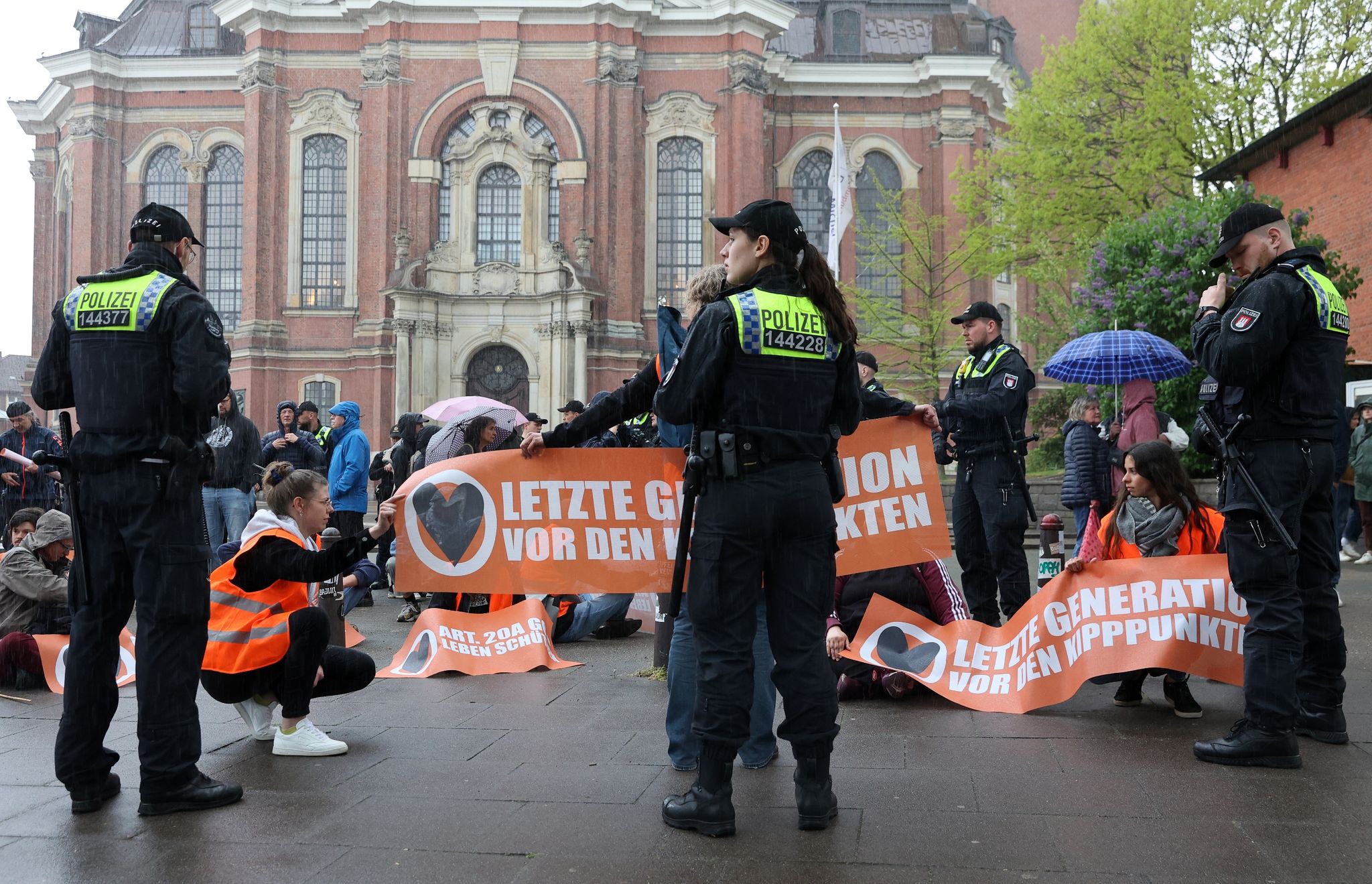 Polizisten haben Aktivisten der Klimagruppe Letzte Generation vor dem Hamburger Michel gestoppt.