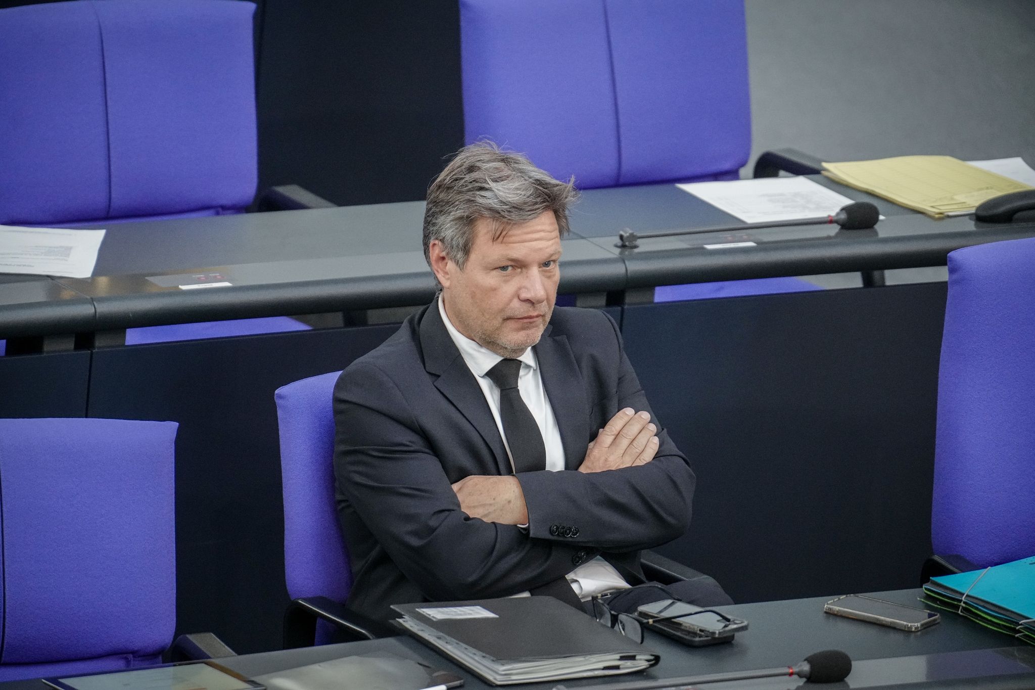 Bundeswirtschaftsminister Robert Habeck nimmt an der Sitzung des Bundestags teil.
