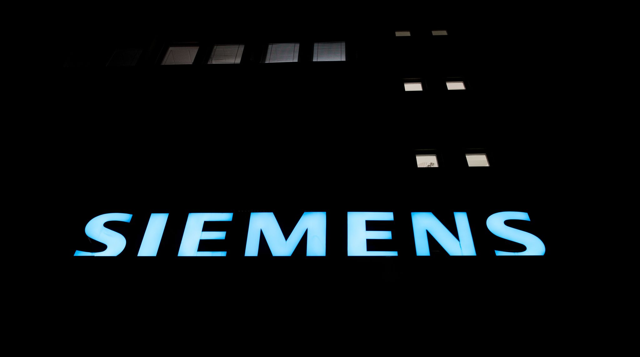Das Logo von Siemens an der Fassade eines Fabrikgebäudes.