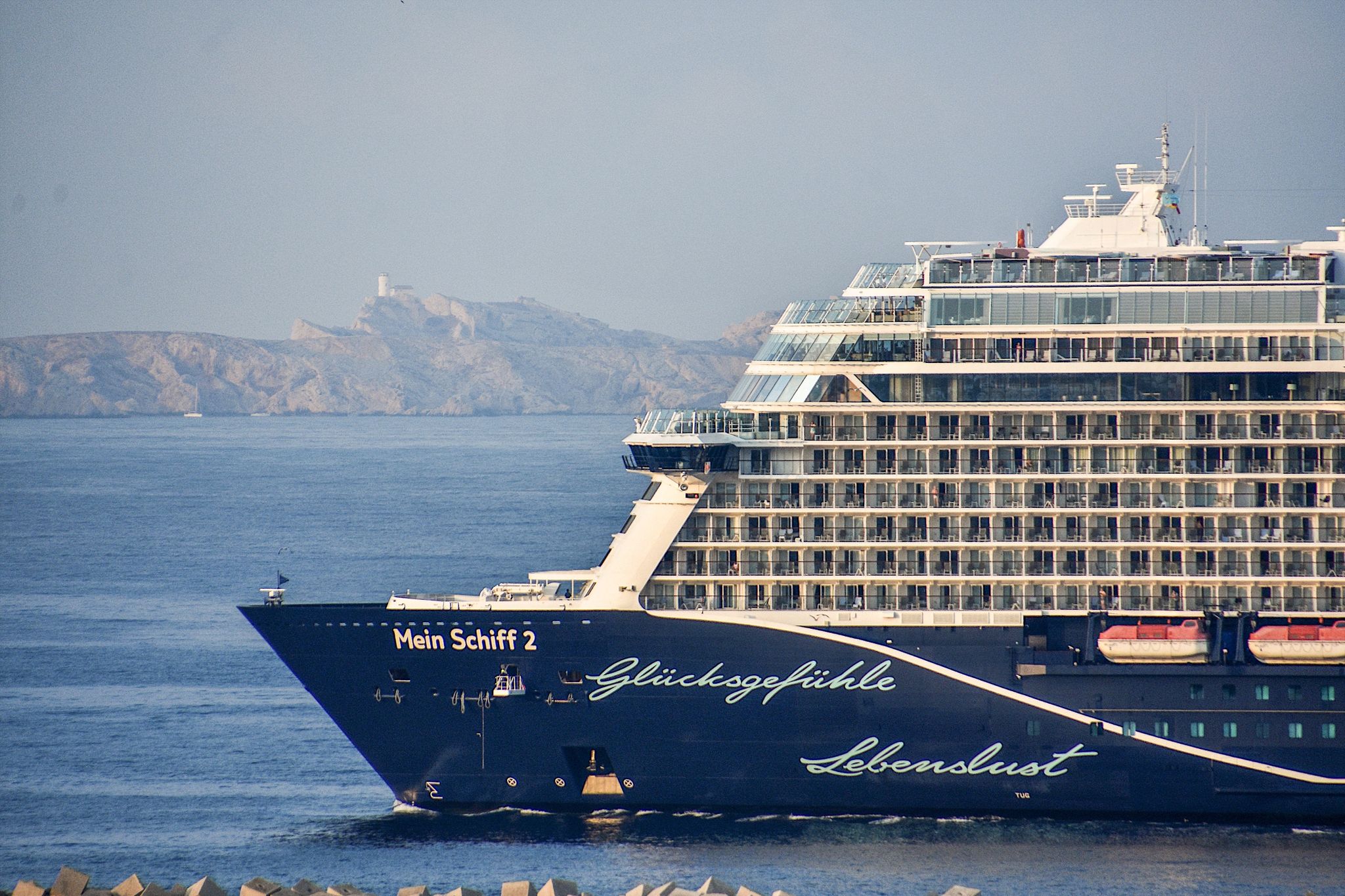 Das Kreuzfahrtschiff "Mein Schiff 2" von TUI Cruises läuft in den französischen Mittelmeerhafen Marseille ein.