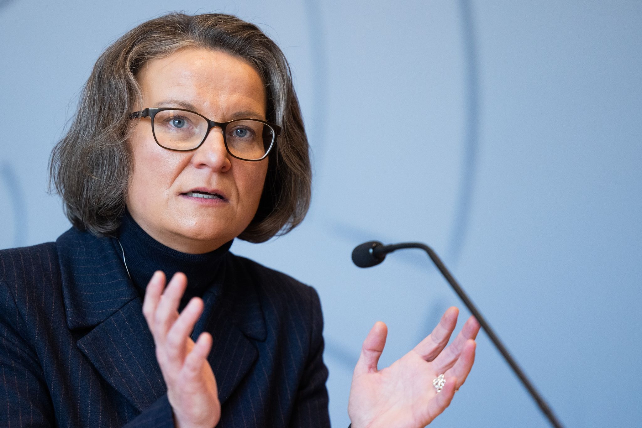 Die nordrhein-westfälische Bauministerin Ina Scharrenbach spricht im Landtag.