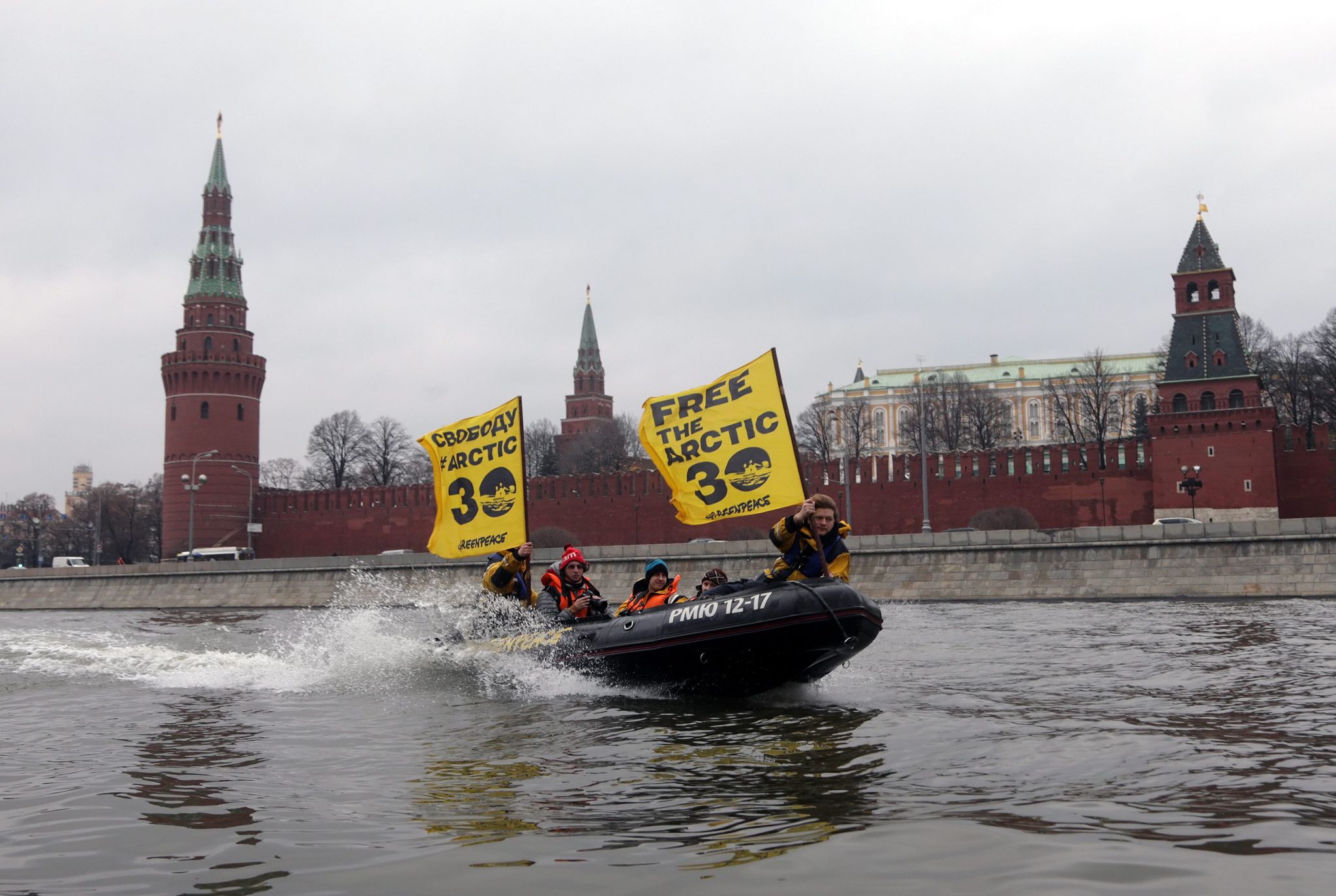 Greenpeace-Aktivisten bei einer Aktion am 06.11.2013 in Moskau.