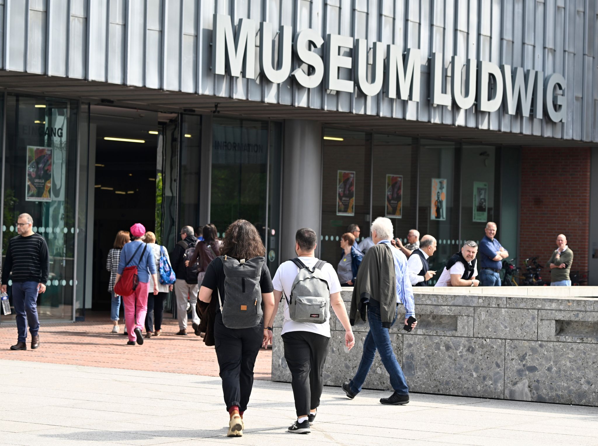 Am Internationalen Museumstag besuchen zahlreiche Menschen das Museum Ludwig.