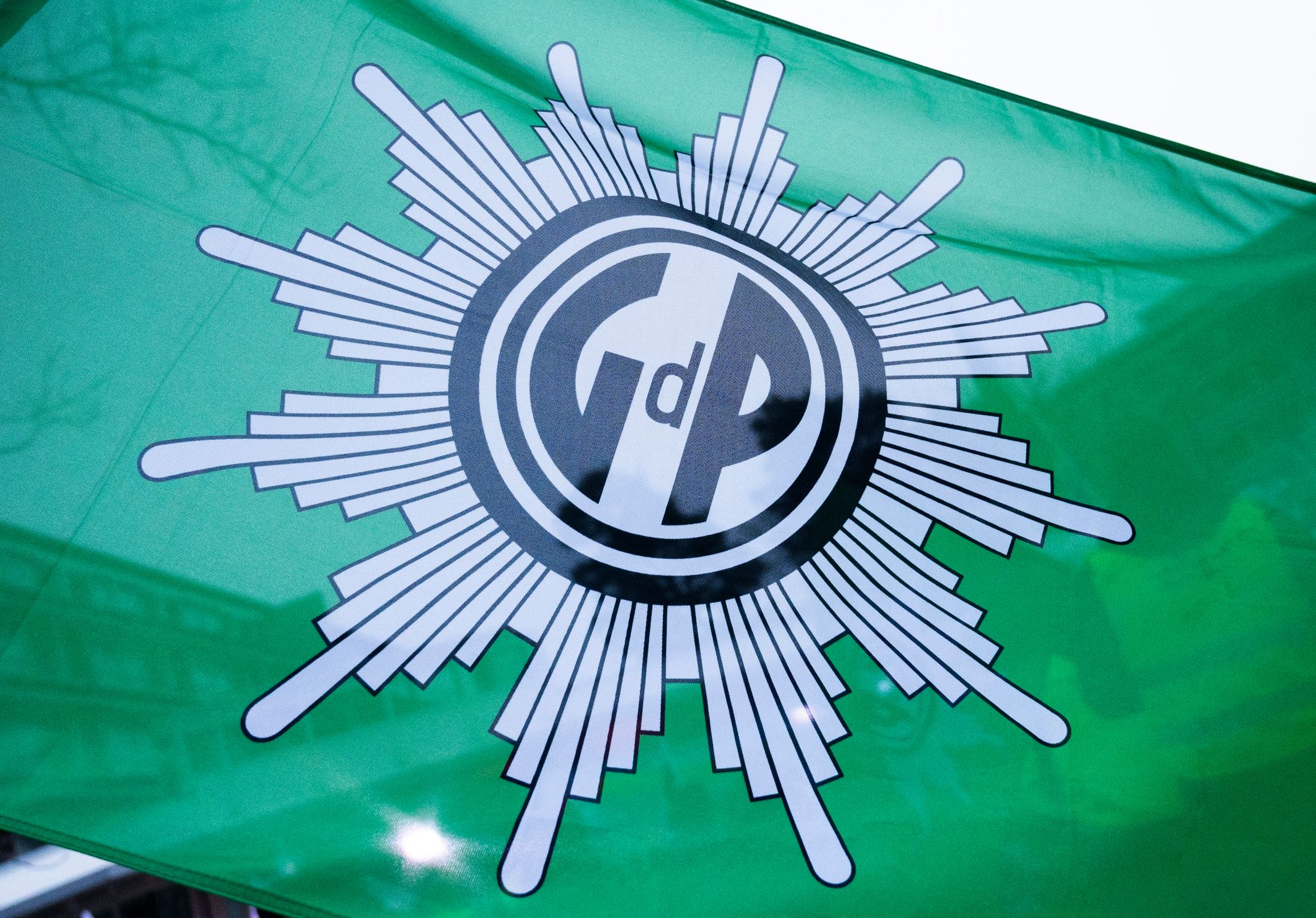 Eine Flagge mit dem Logo der Gewerkschaft der Polizei (GdP).
