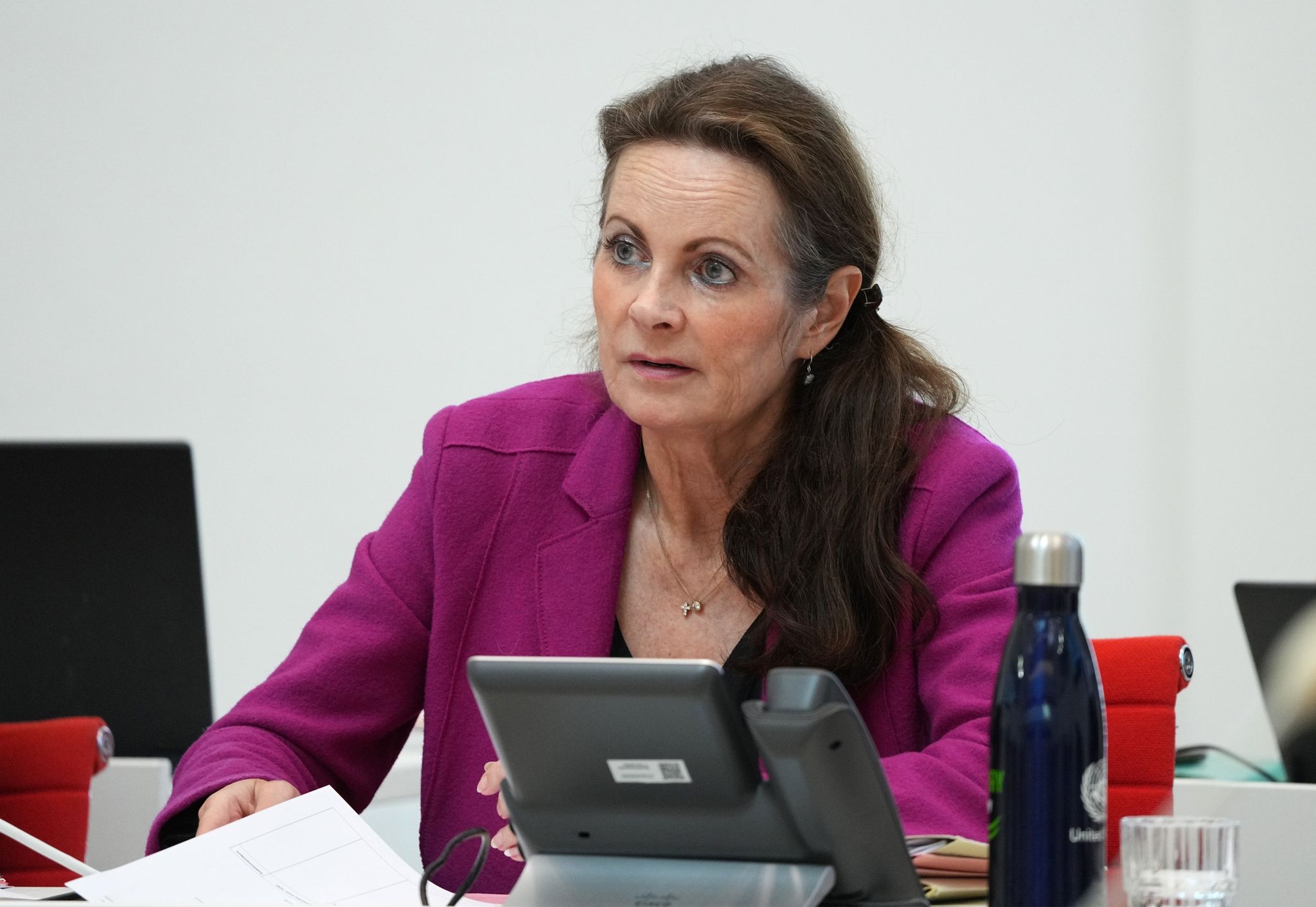 Susanne Hoffmann (CDU), Ministerin der Justiz, verfolgt während der Landtagssitzung die Fragestunde.