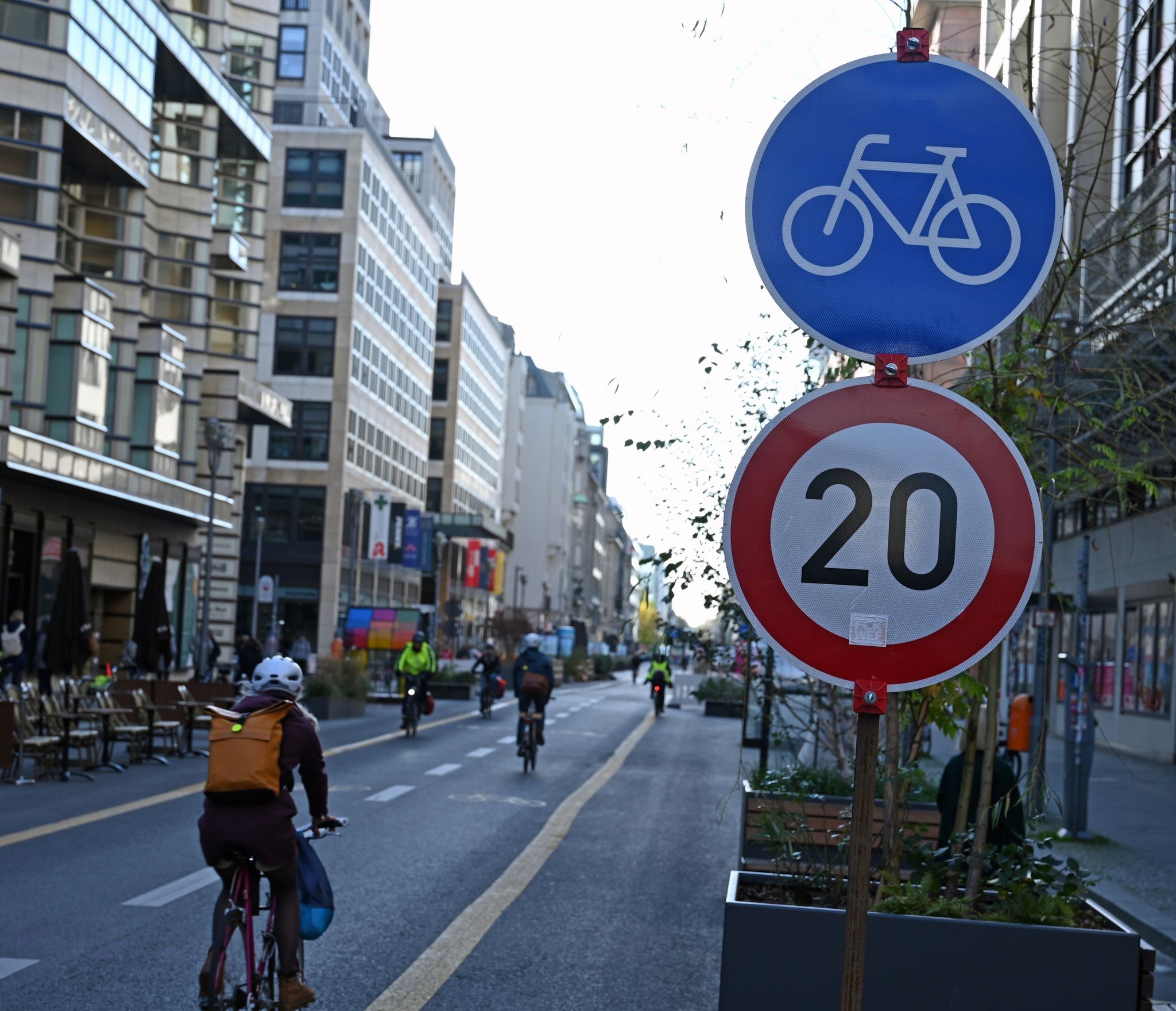 Fahrradfahrer fahren auf dem autofreien Abschnitt auf der Friedrichstraße.
