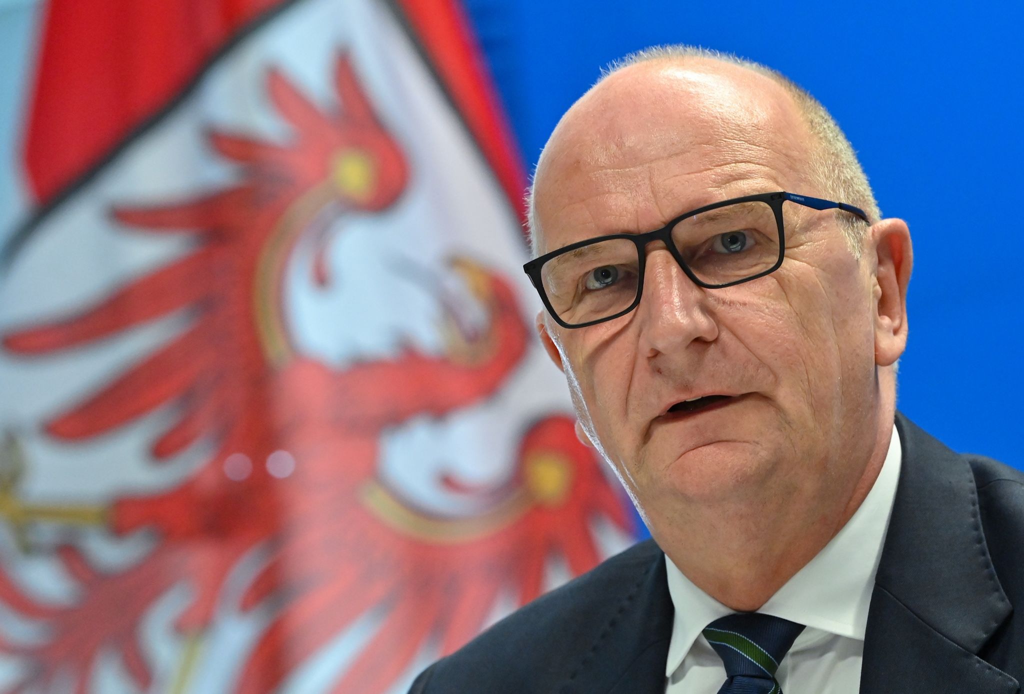 Dietmar Woidke (SPD), Ministerpräsident von Brandenburg, nimmt an einer Pressekonferenz teil.