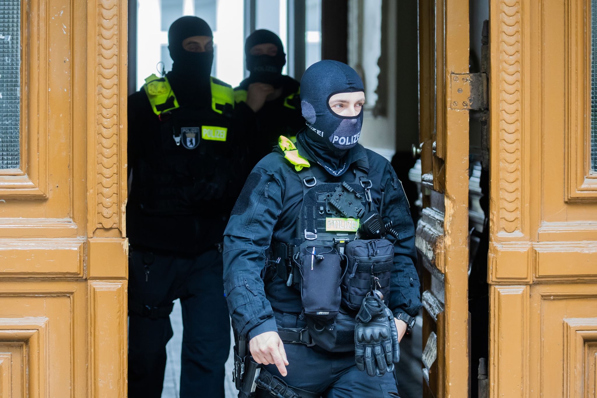 Polizisten nach einer Hausdurchsuchung in Berlin-Kreuzberg - bundesweit waren mehrere Dutzend Beamte im Einsatz.