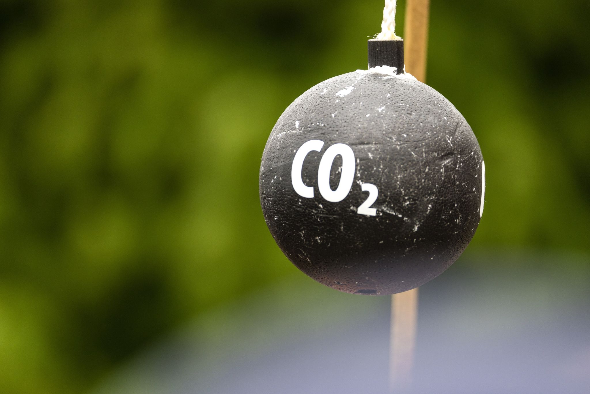 An einem Stab hängt vor Beginn einer Demonstration in Sachsen symbolisch eine «CO2-Bombe».