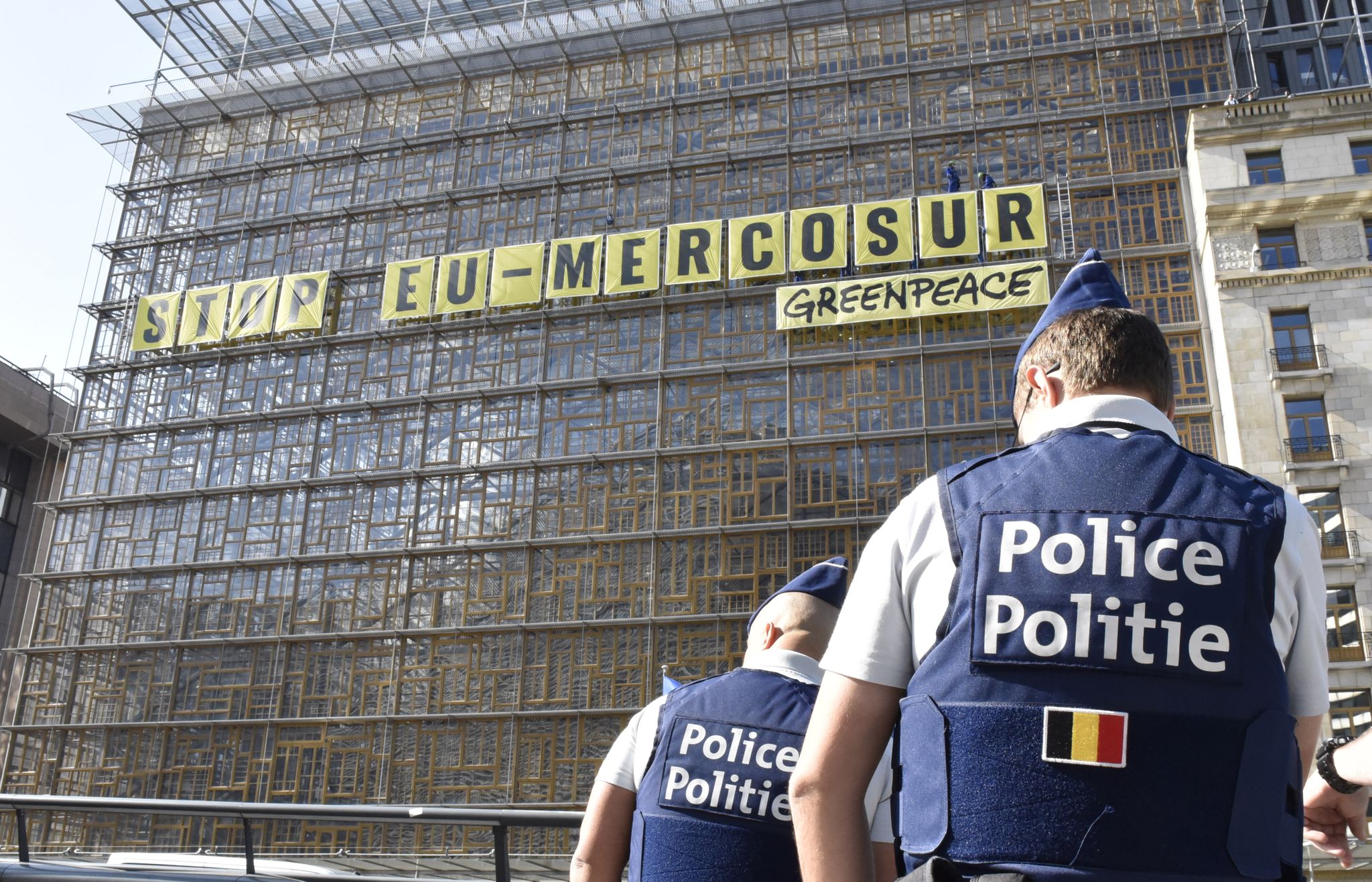 Umweltaktivistinnen und -aktivisten sind aus Protest gegen ein Handelsabkommen mit südamerikanischen Staaten auf das Gebäude des EU-Ministerrats geklettert. Sie brachten dort am Donnerstag Banner mit der Aufschrift «Stop EU Mercosur» an.