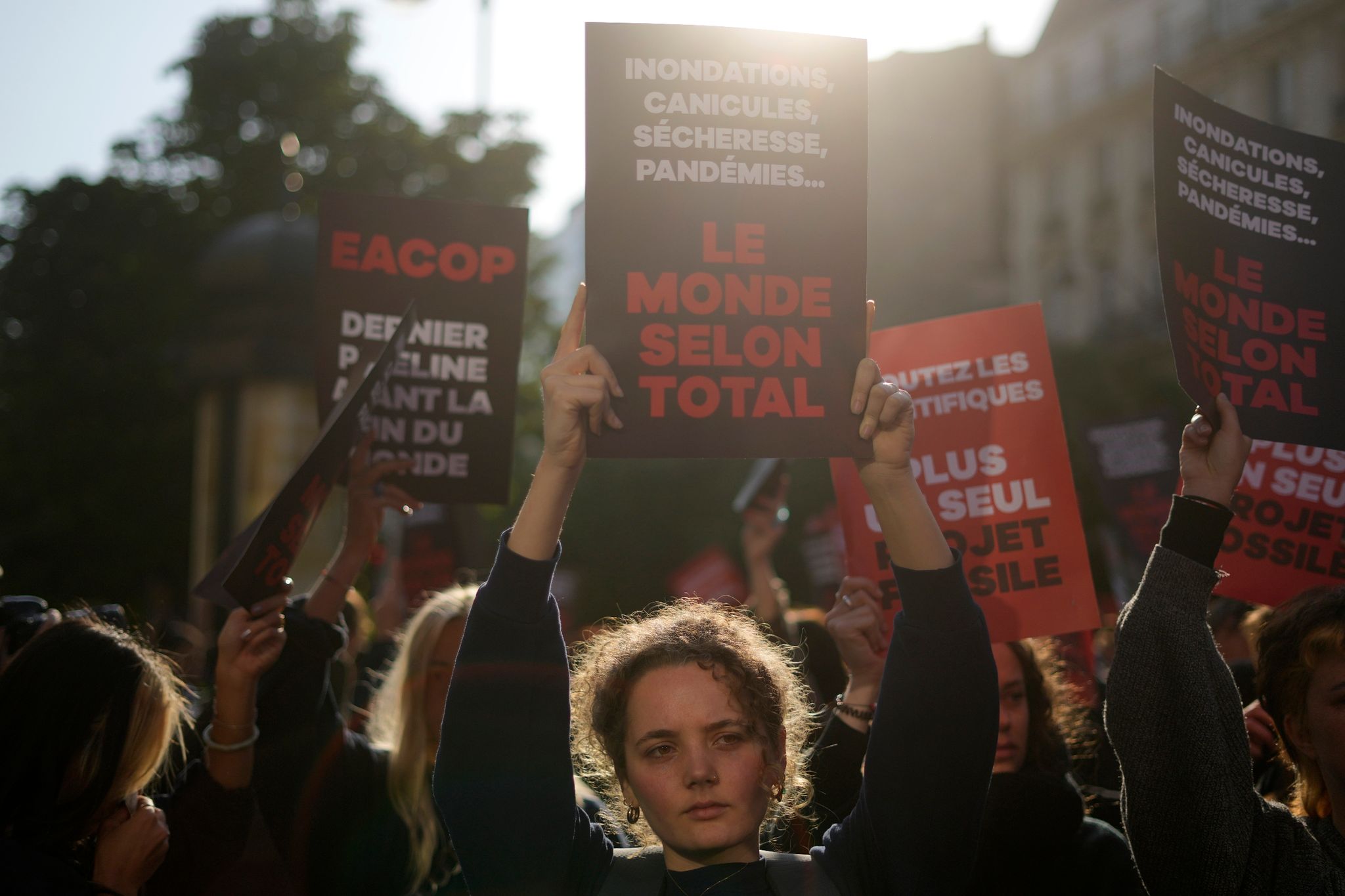 Umweltaktivisten protestieren gegen das Pipeline-Vorhaben des französischen Öl- und Gasriesen TotalEnergies.