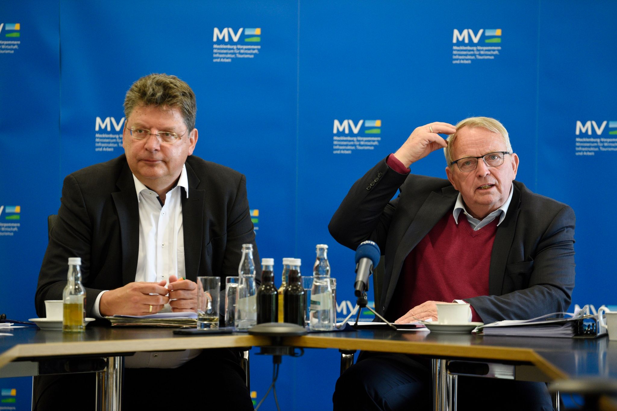 Mecklenburg-Vorpommerns Wirtschaftsminister Reinhard Meyer (SPD, l) und Klimaschutzminister Till Backhaus (SPD) geben eine Pressekonferenz.