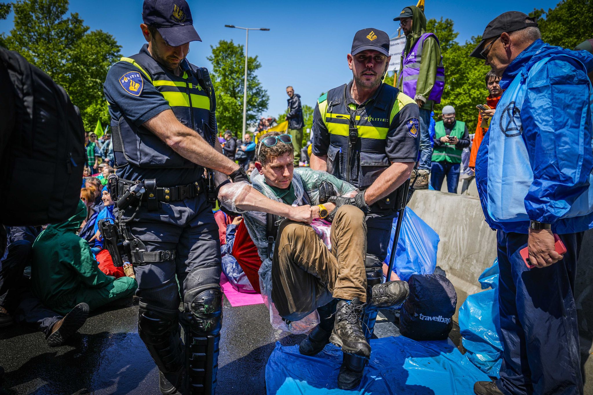 Die Polizei trägt Aktivisten von Extinction Rebellion weg, die die  A12 in Den Haag blockieren.