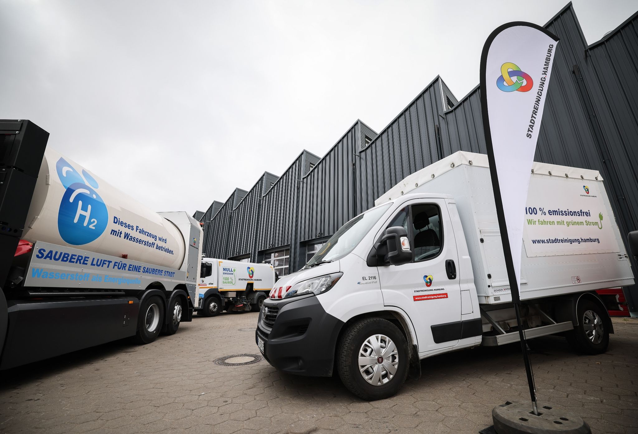 Ein wasserstoffbetriebenes Müllfahrzeug (l) und emissionsfreie Fahrzeuge stehen auf dem Betriebshof.