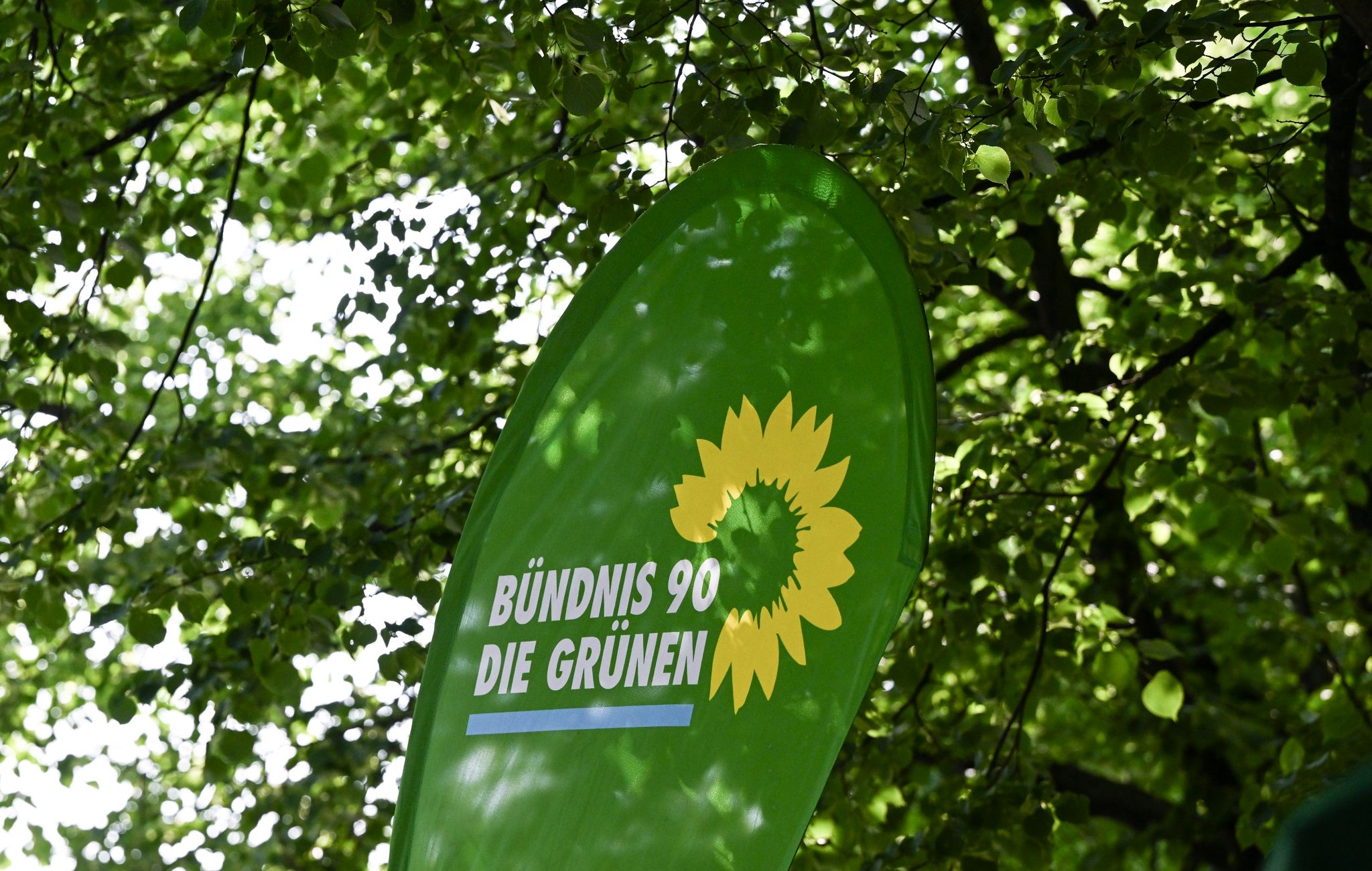 Das Logo von Bündnis90/Die Grünen ist auf einem Aufsteller abgebildet.