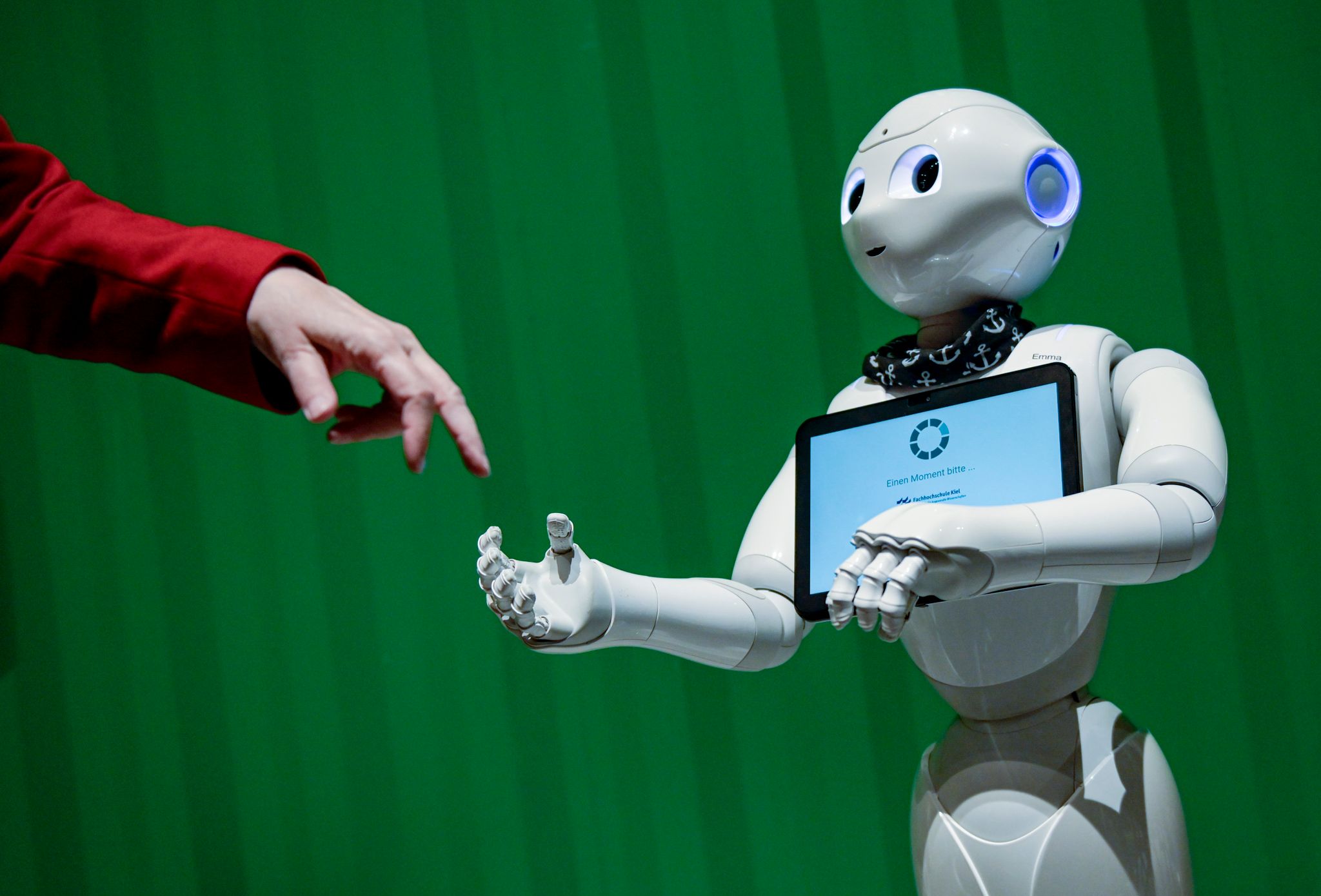 Ein Roboter interagiert mit einer Frau.