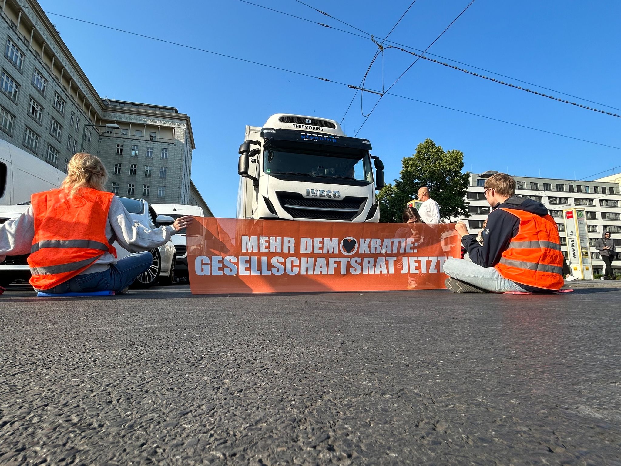 Aktivisten der Gruppe Letzte Generation blockien eine Straße in Berlin.
