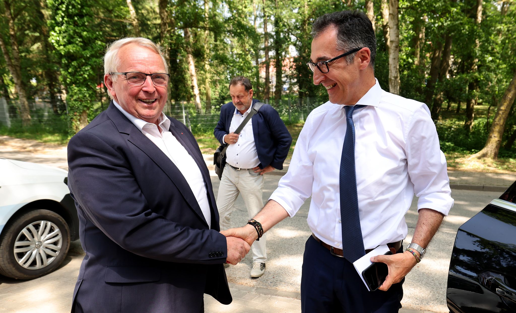 Bei seinem Besuch in Bernitt wird Bundeslandwirtschaftsminister Cem Özdemir von Agrarminister des Landes Till Backhaus begrüßt.
