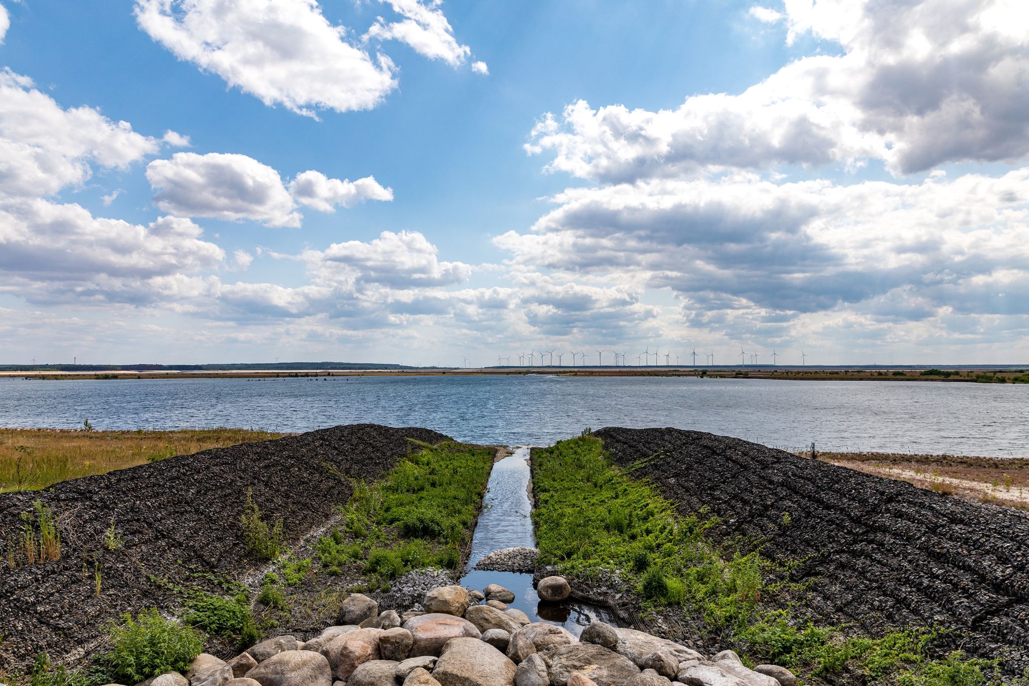 Am Einlaufbauwerk des Cottbuser Ostsees, über welches die Flutung des ehemaligen Kohletagebaus erfolgt, steht etwas Wasser.