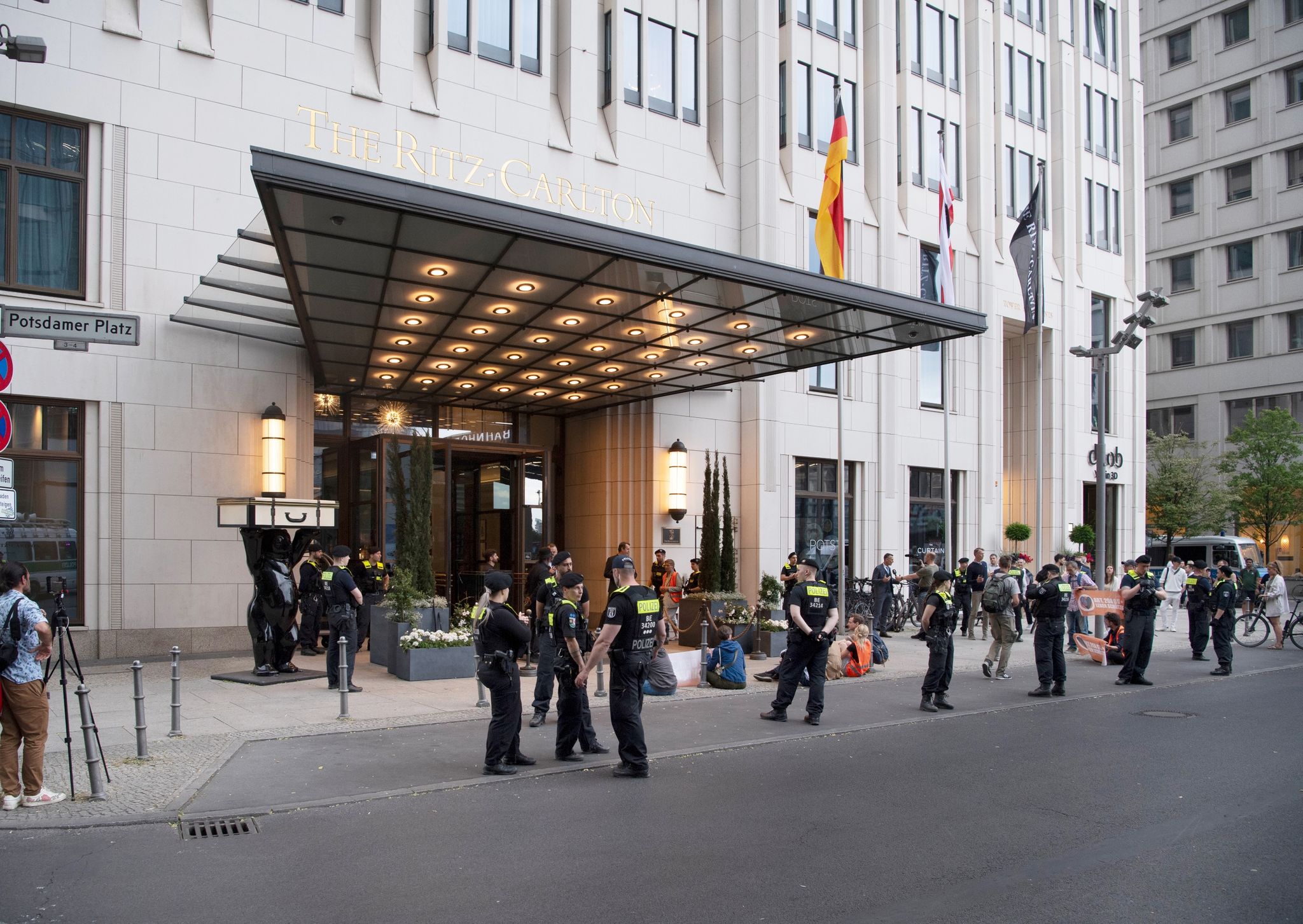 Polizisten stehen vor dem Haupteingang zum «Ritz Carlton» Hotel am Potsdamer Platz.