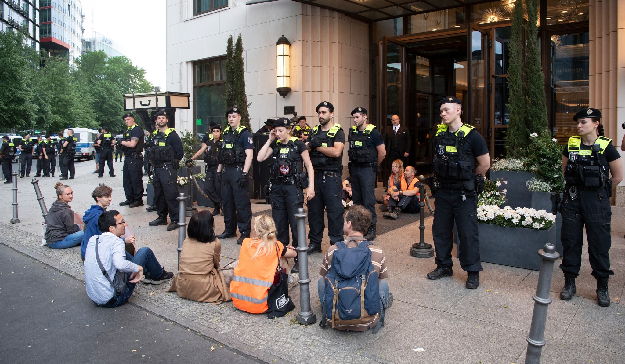 Polizeieinsatz am Haupteingang des Hotels Ritz-Carlton in Berlin, wo eine Protestaktion von Klima-Demonstranten stattfindet.