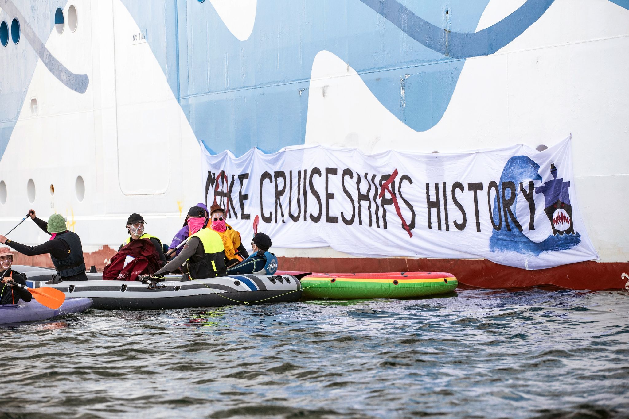 Klimaaktivisten versuchen auf Kanus und aufblasbaren Booten das Kreuzfahrtschiff «Aida Diva» am Auslaufen zu hindern.