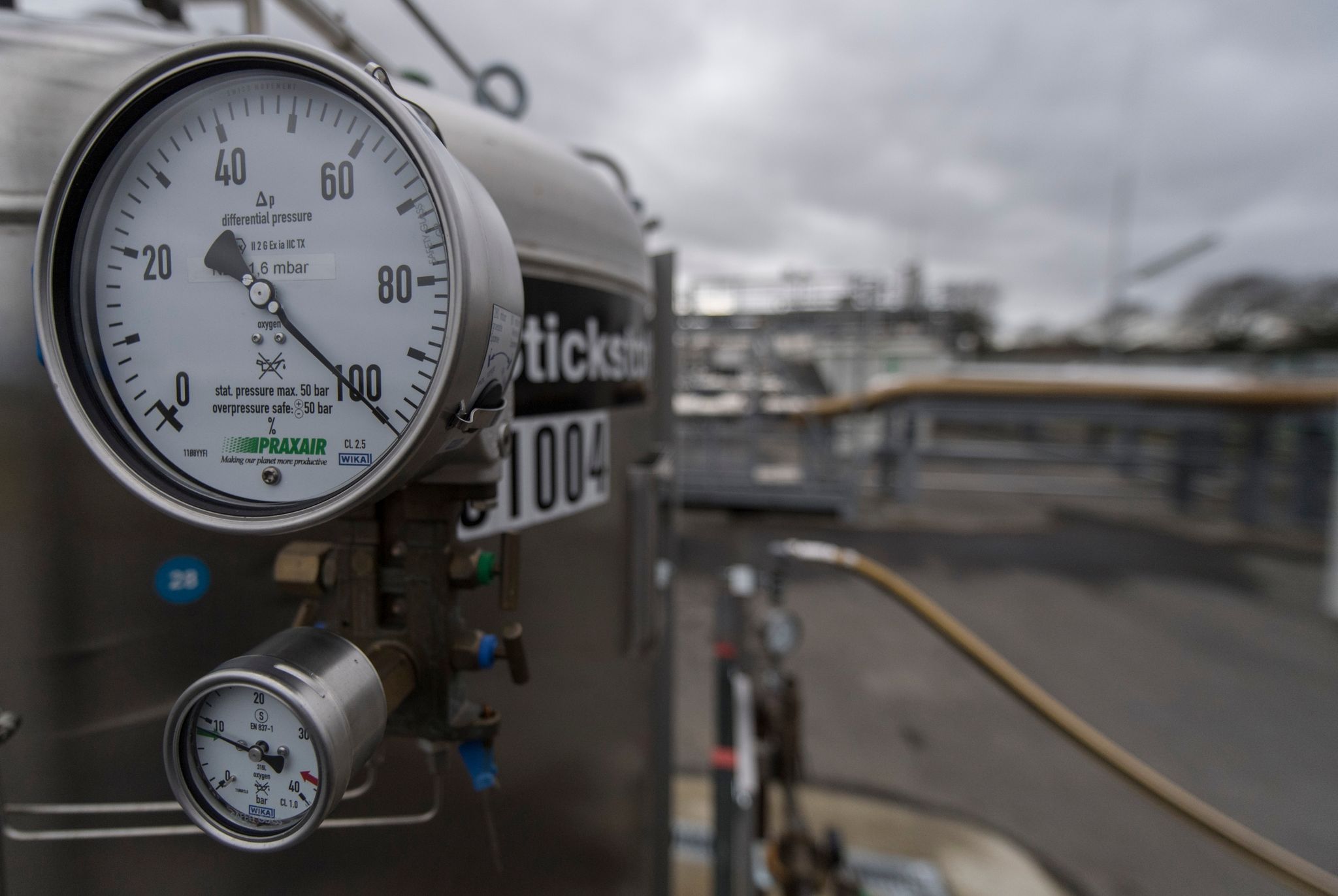 Ein Druckmesser ist an einem Tank von Rhein Petroleum zu sehen.