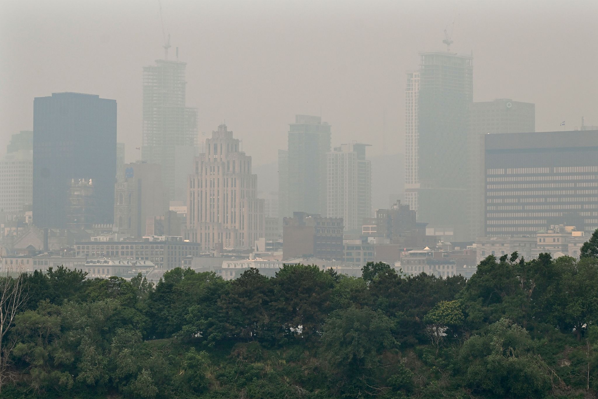 Smog über der Skyline von Montreal. Aufgrund von Waldbränden ist die Luftqualität in der Metropole derzeit besonders schlecht.