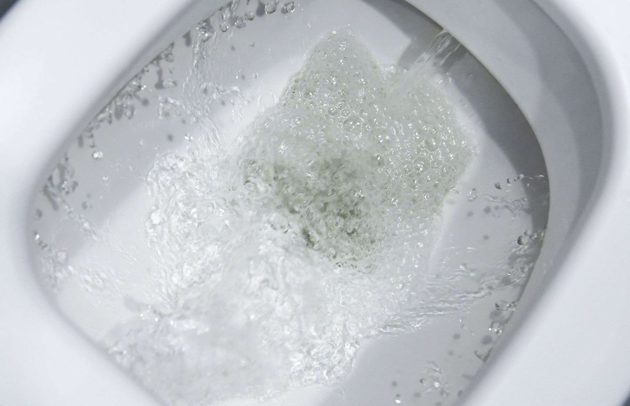 Spülwasser rauscht durch das Becken einer Toilette.