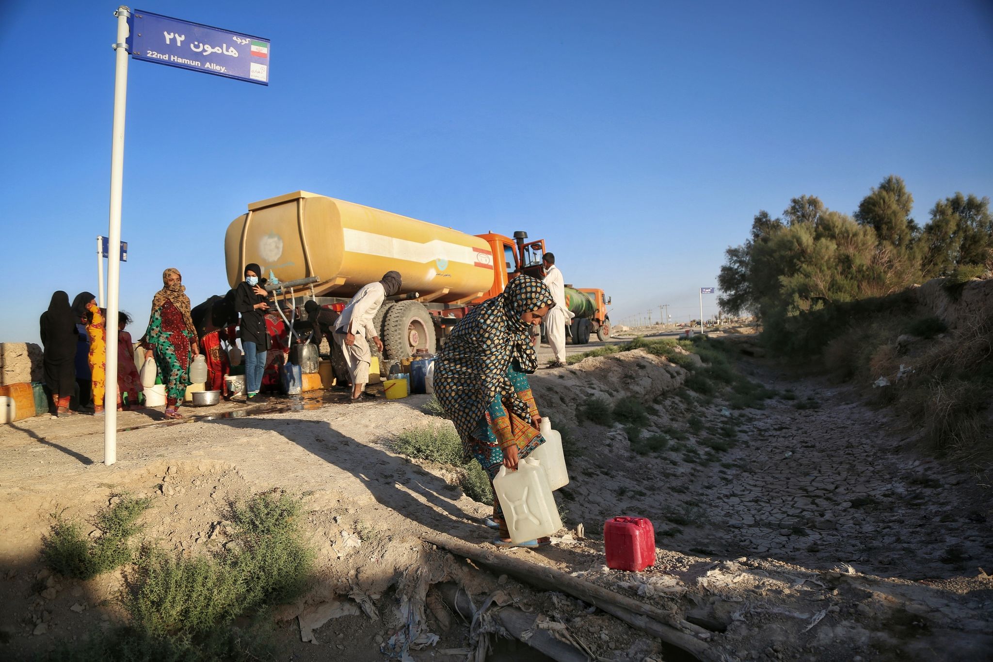 Bewohner holen nahe des ausgetrockneten Hamun-Sees in der iranischen Provinz Sistan und Belutschistan Wasser von einem Tankwagen.