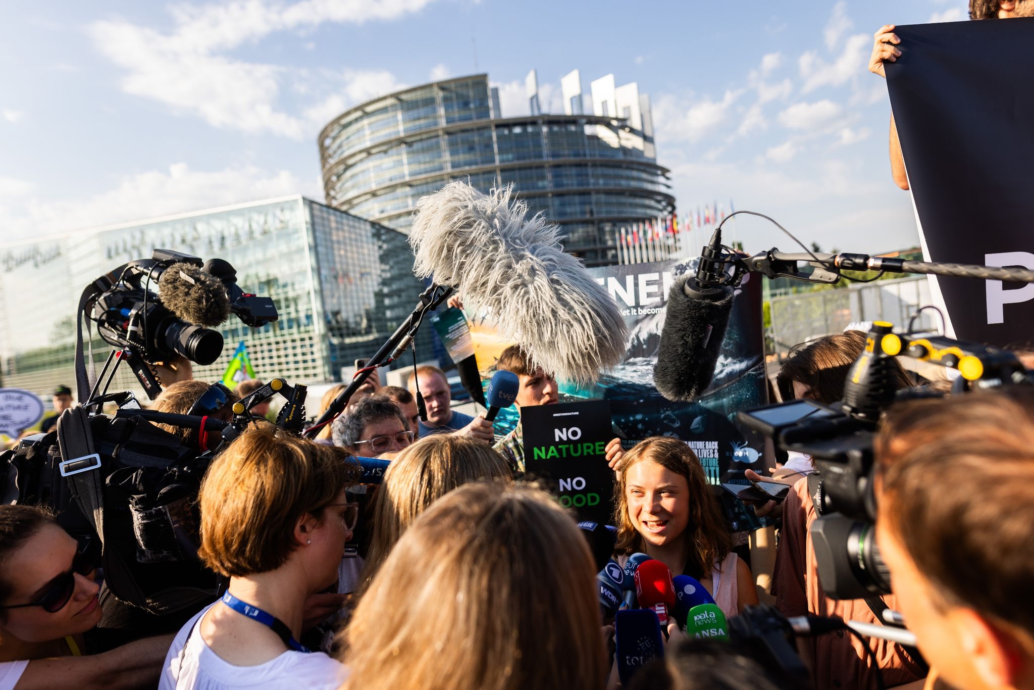 «Unsere Botschaft an die Politiker lautet, sich für die Natur und die Menschen statt für Profit und Gier zu entscheiden», sagte die schwedische Klimaaktivistin Greta Thunberg gestern vor dem Europaparlament.
