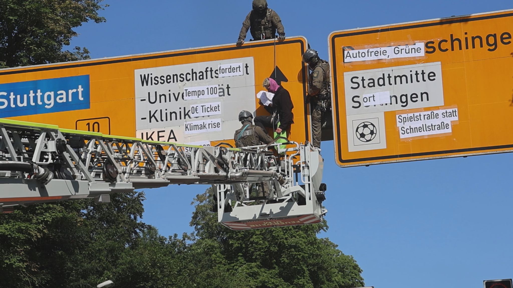 Ein Spezialeinsatzkommando holt Klimaaktivisten von Verkehrsschild an der Adenauerbrücke in Ulm.