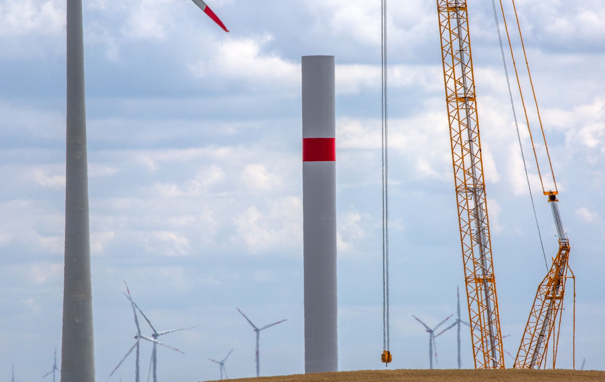 Ein Kran arbeitet auf der Baustelle eines neuen Windparks.