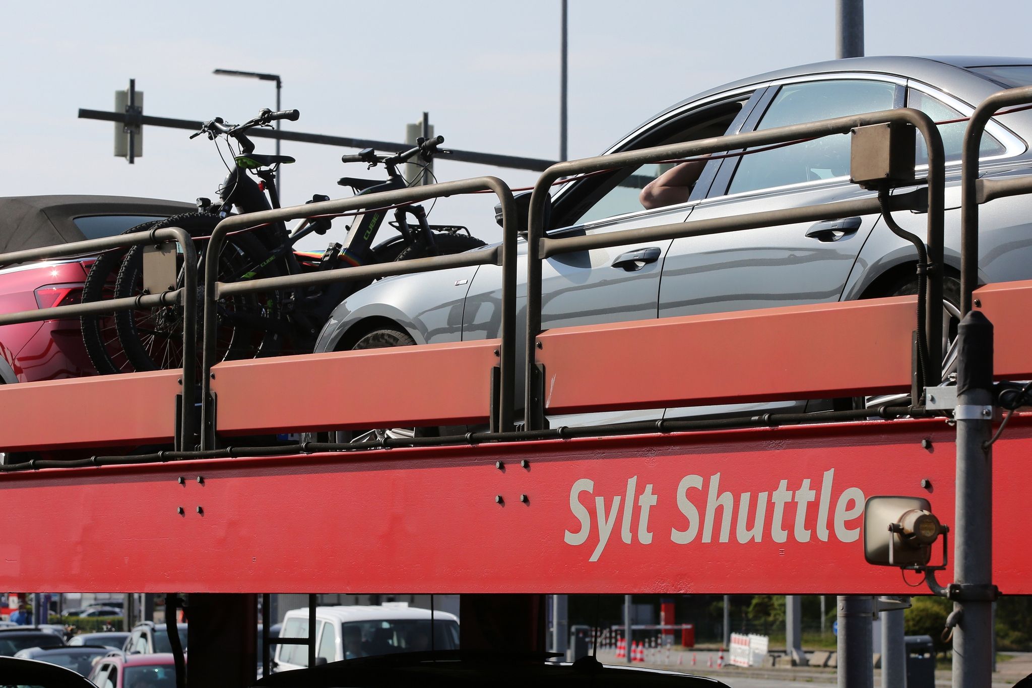 Fahrzeuge verlassen mit dem Sylt Shuttle der Deutschen Bahn Westerland auf Sylt. Die Züge der Deutschen Bahn fahren auf der Strecke seit einem Jahr mit einem Bio-Kraftstoff statt mit Diesel.