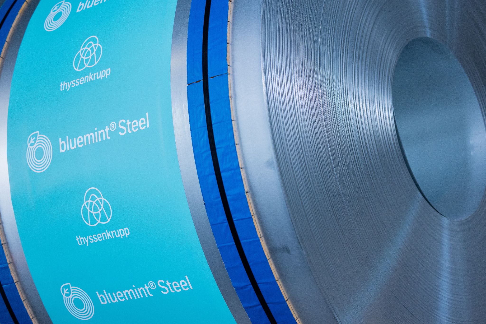 Sogenannter bluemint Steel, nach Werksangaben ein Flachstahl mit reduzierter CO2-Intensität, steht auf dem Werksgelände von Thyssenkrupp.
