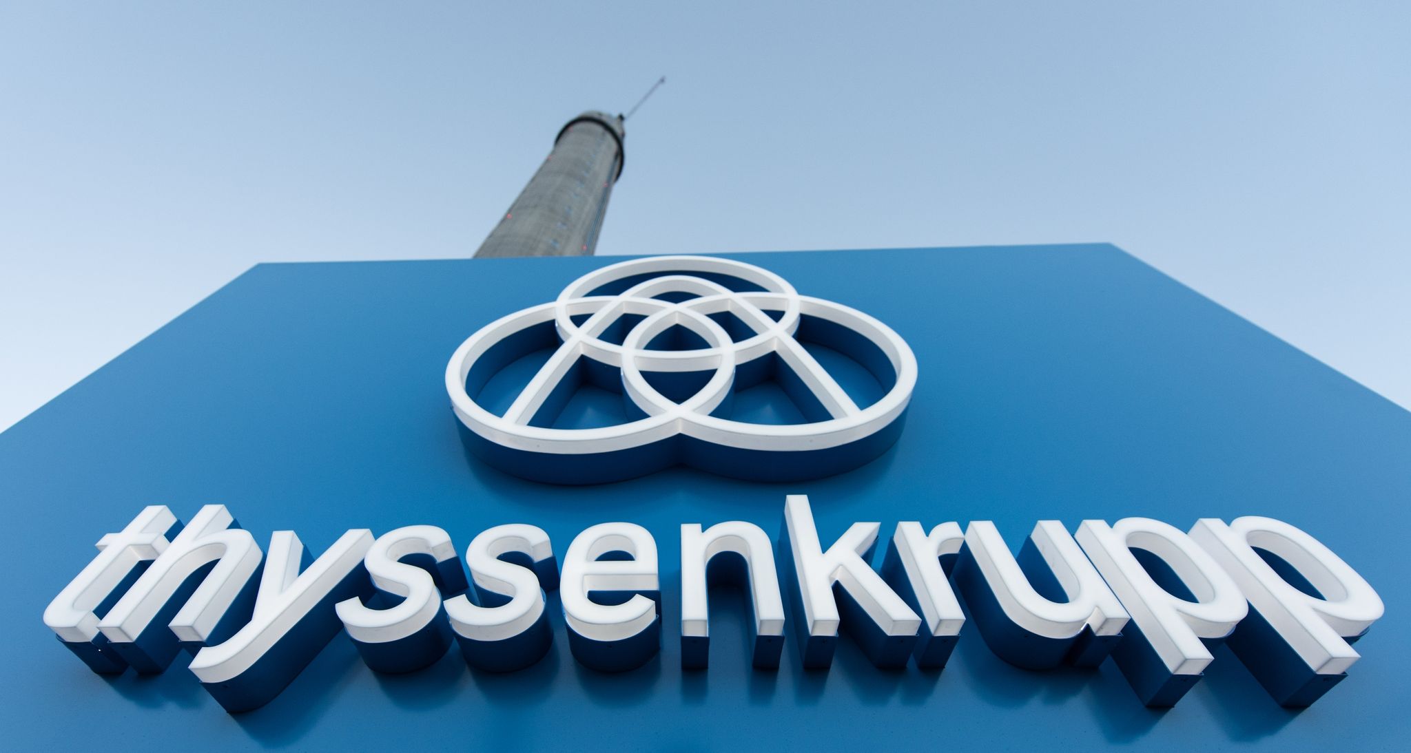 Das Logo von Thyssenkrupp steht vor einem 246 Meter hohen Testturm für Aufzüge.