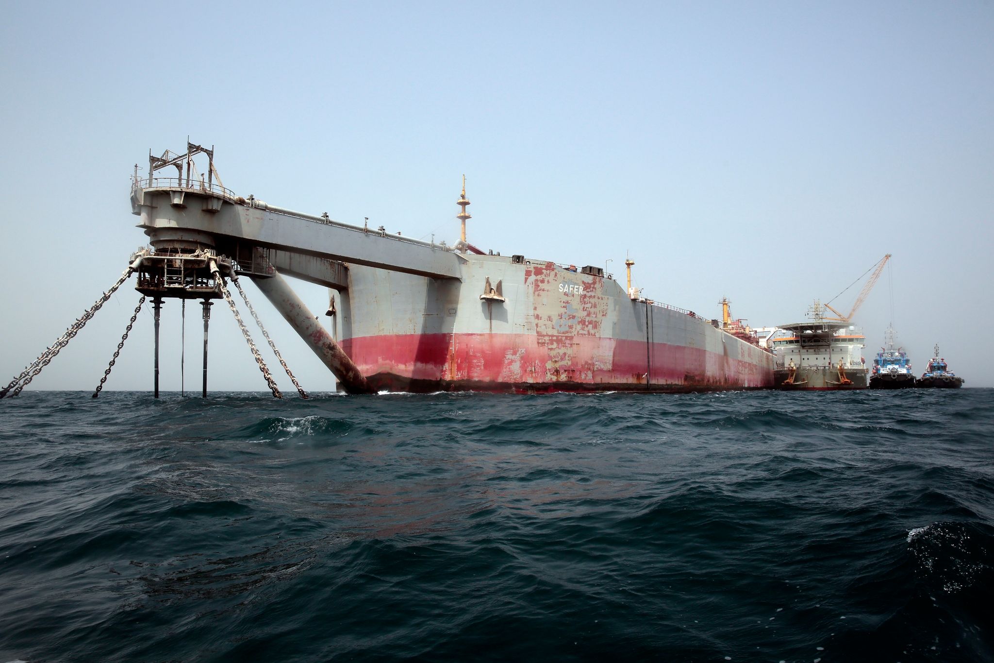 Spezialschiffe liegen neben dem Tanker «FSO Safer». Auf dem maroden und seit Jahren nicht mehr gewarteten Schiff lagern nach jüngster Einschätzung 1,37 Millionen Barrel Öl (etwa 218 Millionen Liter).