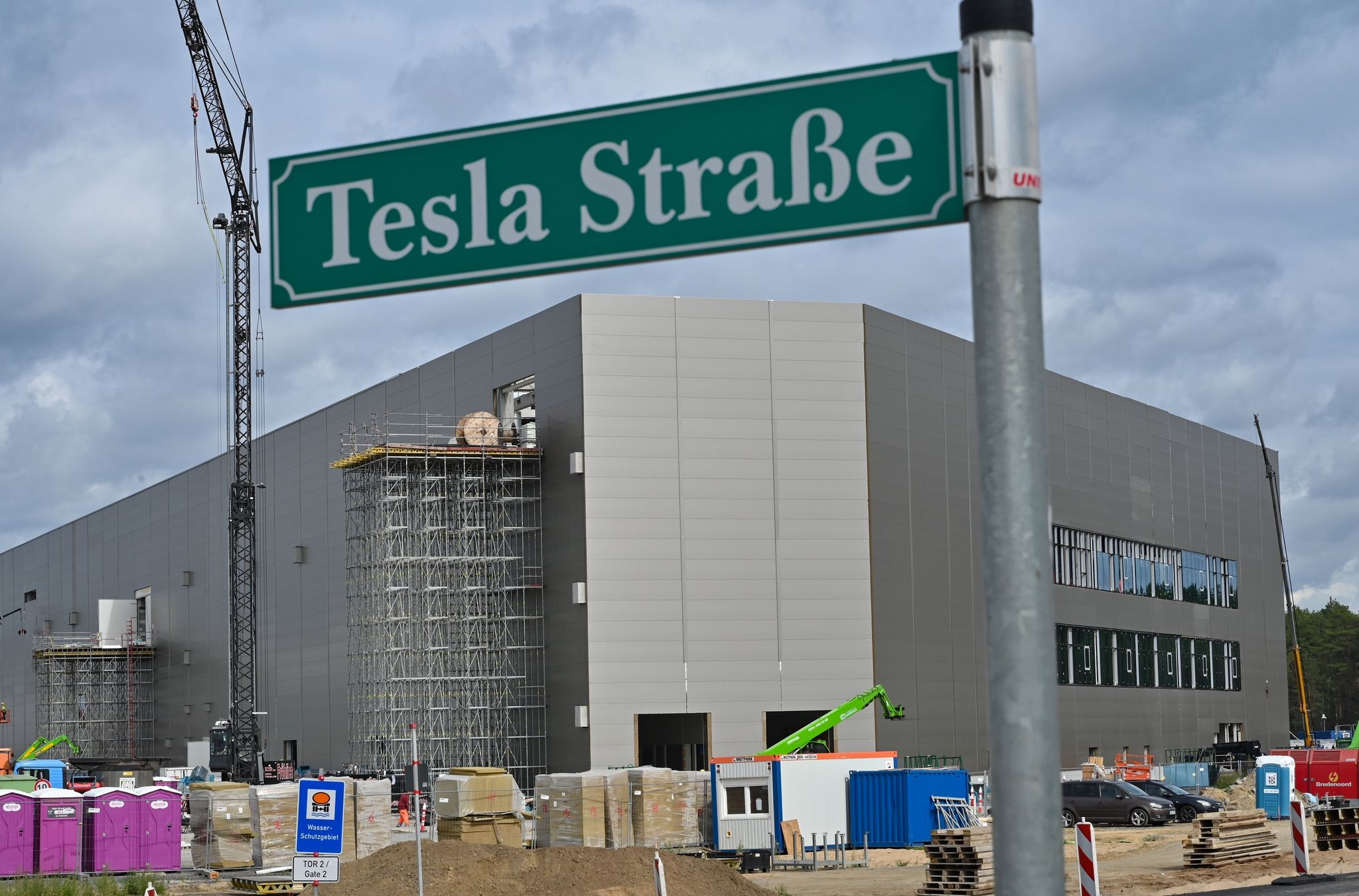 Die Baustelle des Gebäudes der Batteriefabrik der Tesla Gigafactory Berlin Brandenburg.