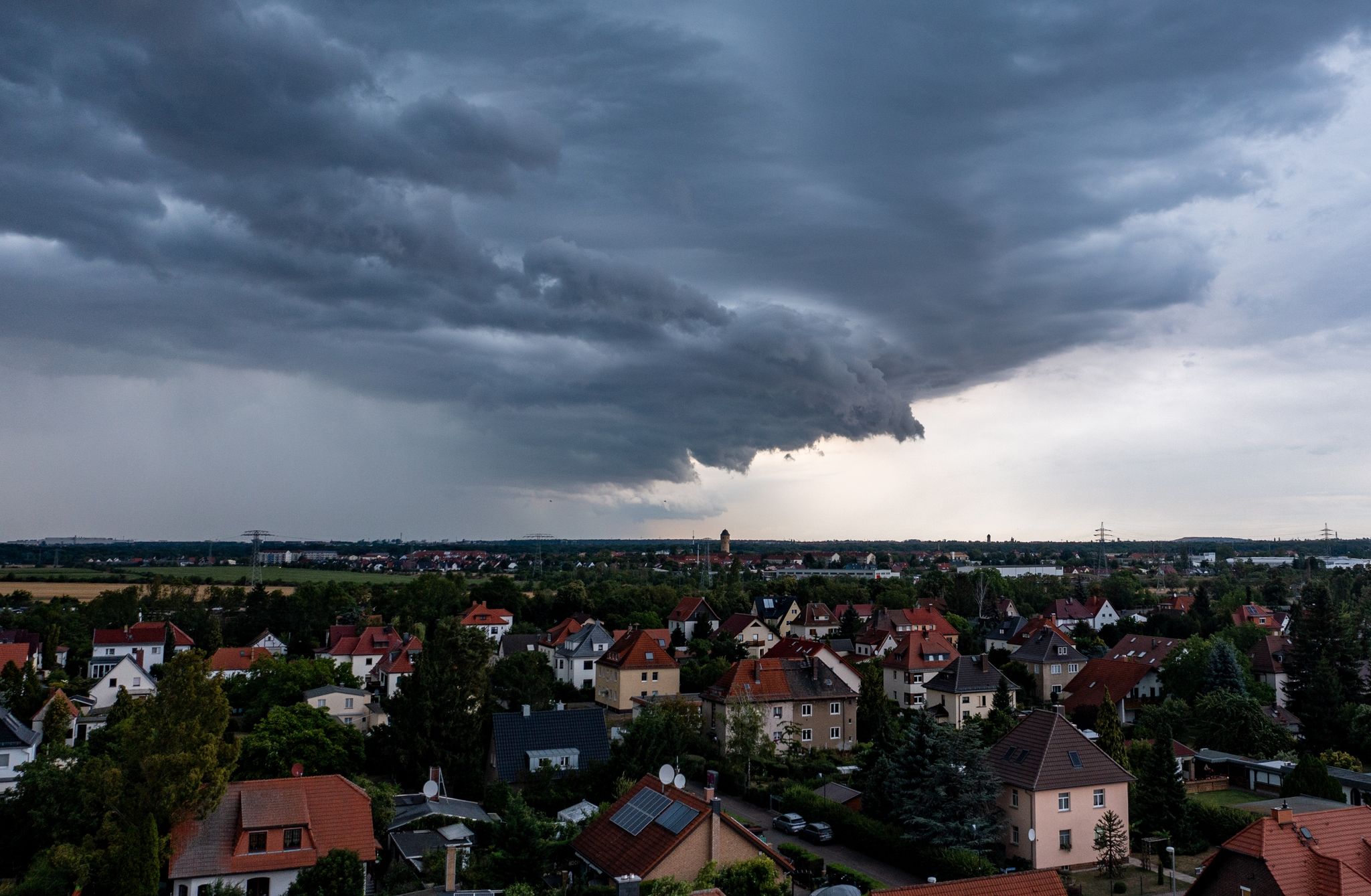 Eine Unwetterfront zieht am Abend über den Leipziger Westen.
