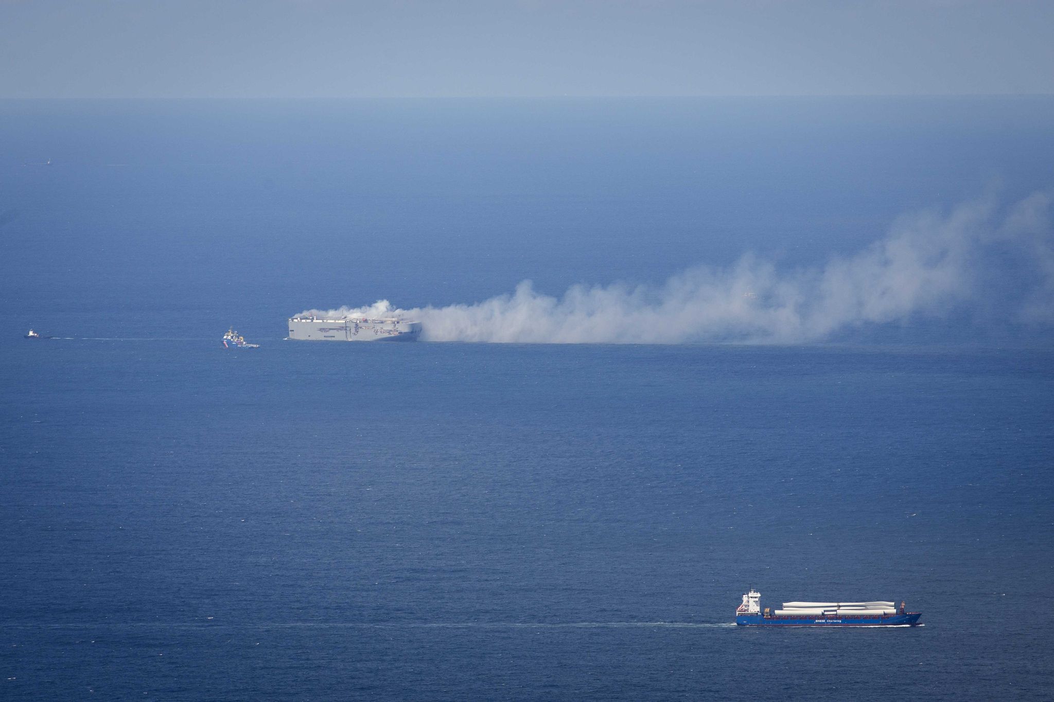Der Frachter «Fremantle Highway» brennt in der Nordsee oberhalb von Ameland.